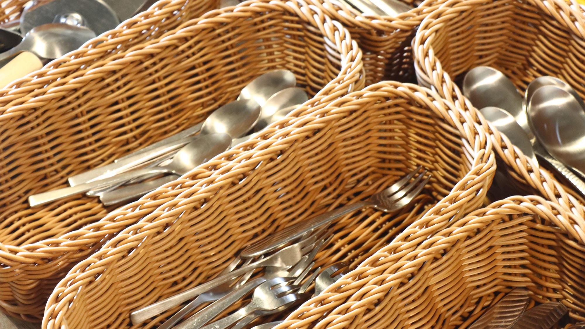 【キッチン】 食器も一通り揃っております。