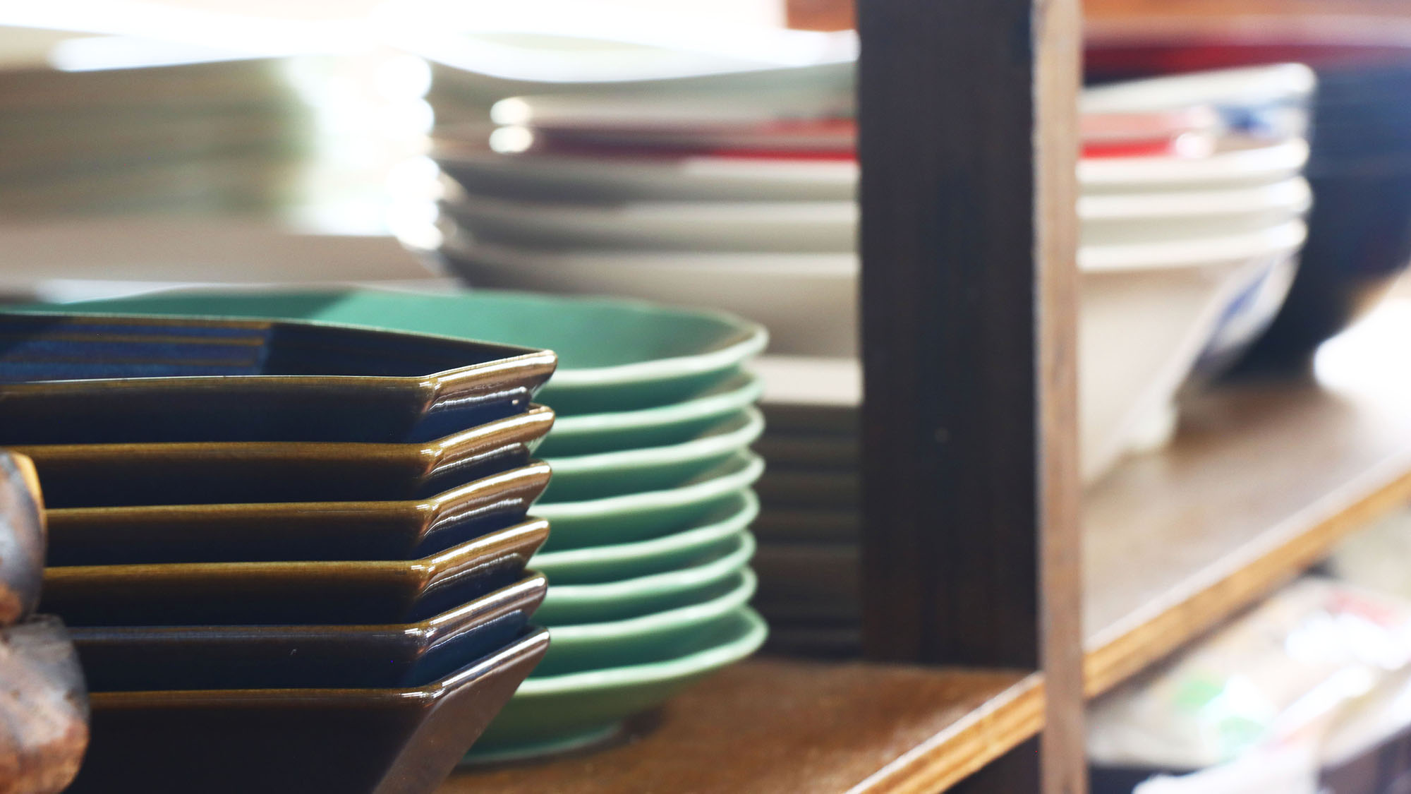 【キッチン】 お皿も多種揃えております。