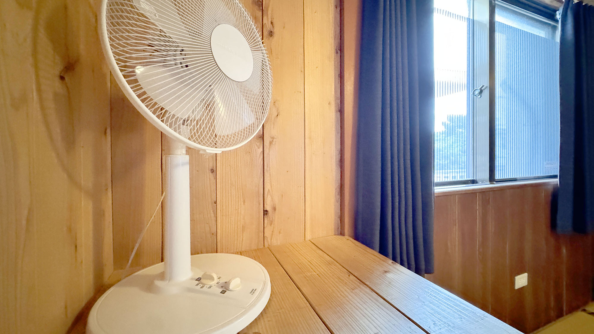 【客室】 通年扇風機ございます。