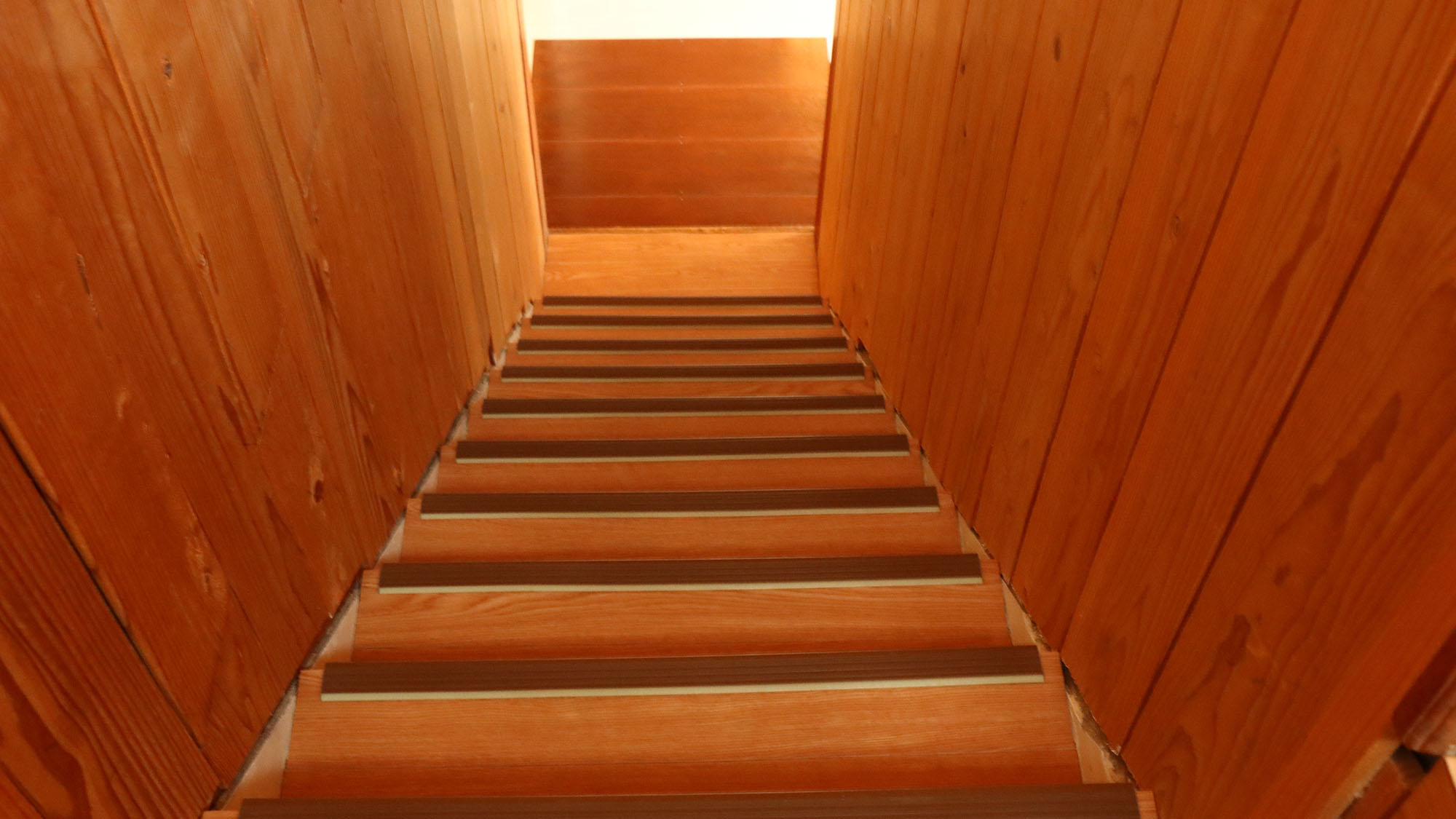  客室へ向かう階段