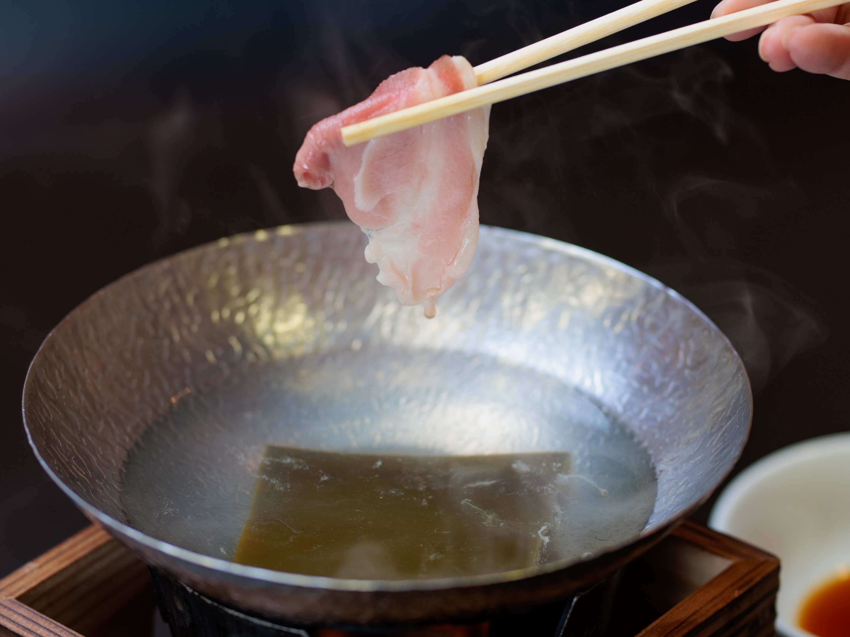 丁寧に&ldquo;手切り&rdquo;された自慢の【わかめ羊】は噛む程に柔らかく旨みが広がる！２種類の絶品特製ダレをご用意