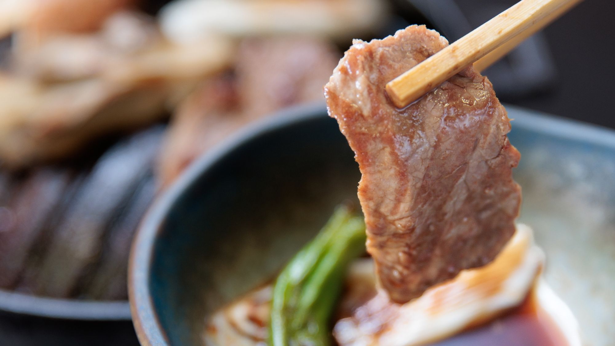 地元「目黒食肉店」の名物マトンを羊肉専用の焼き台で焼く、湯ら里特製マトンの会炉（あいろ）焼き！