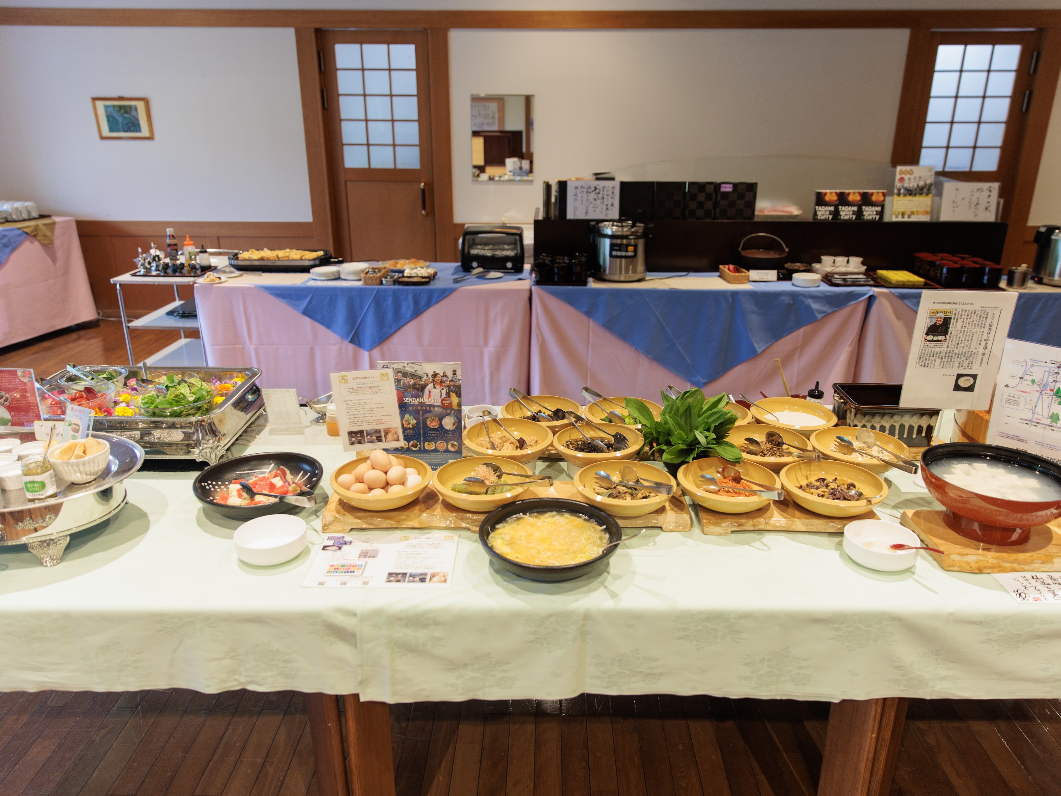 クチコミでも高評価♪自慢の朝食！会津産や只見ならではのご当地グルメ、地野菜のサラダなどが並ぶ