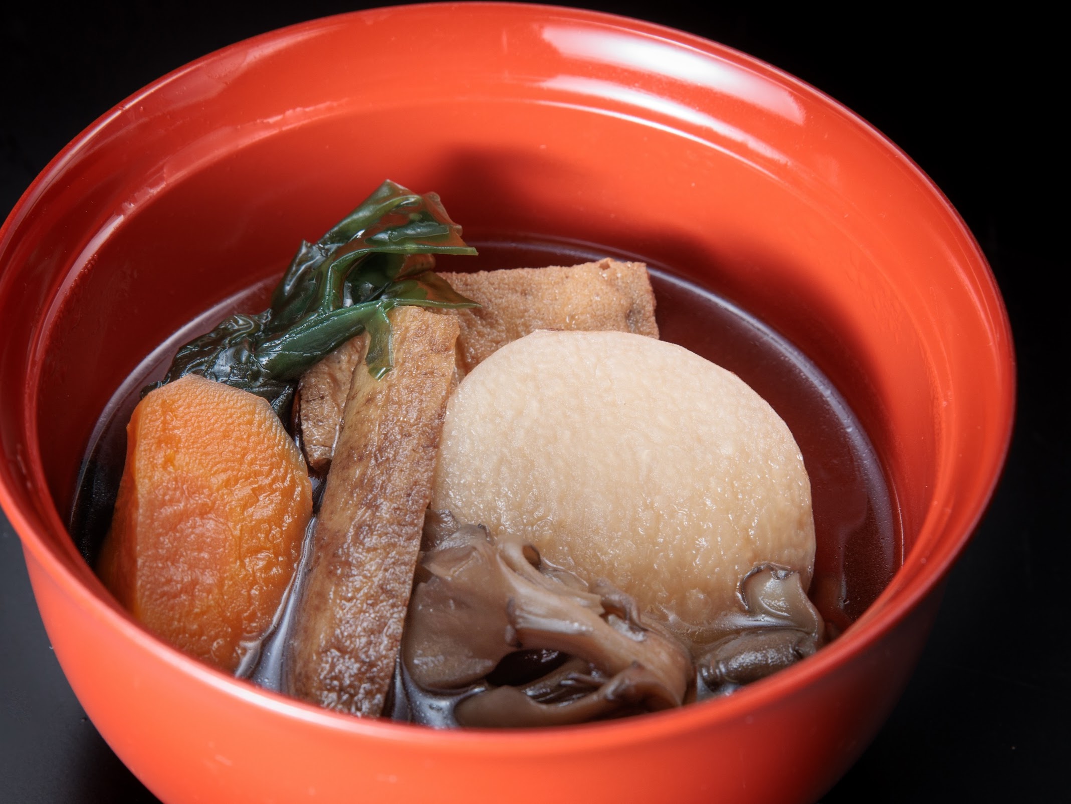 郷土料理の【お平（ひら）】もお品書きに。丁寧に取ったお出汁、縁起物の地野菜を入れた滋味深い逸品。