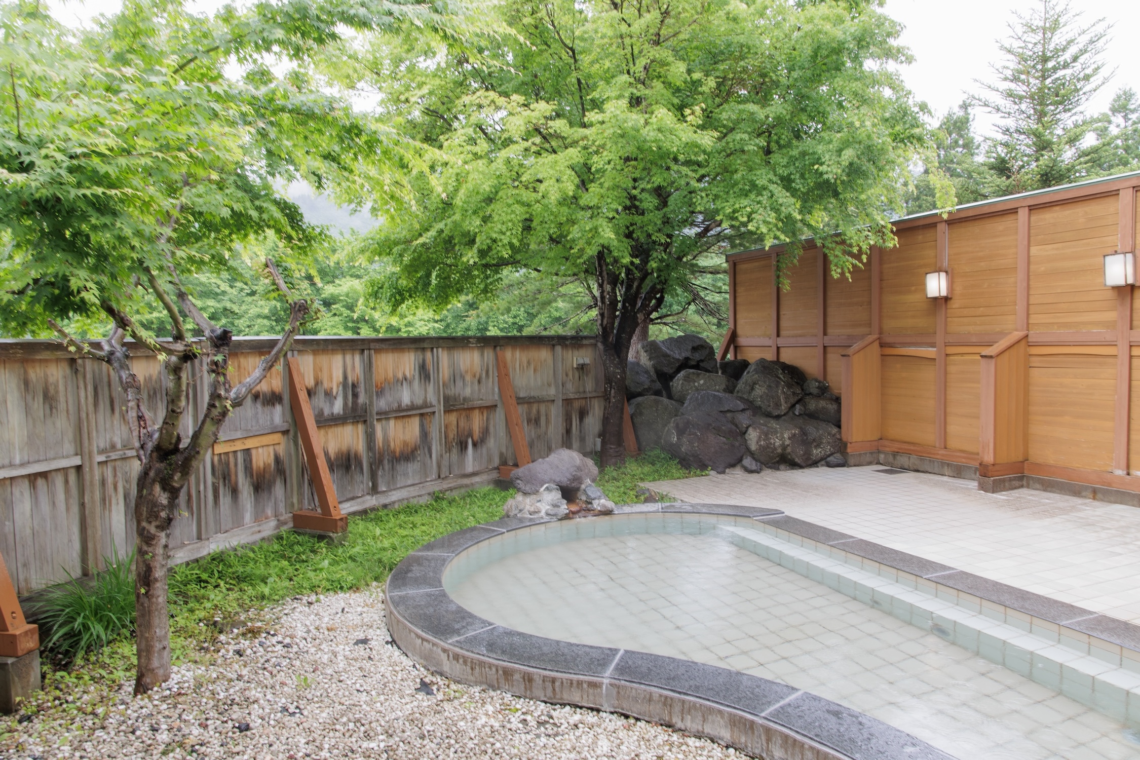 開放的な露天風呂。夜は星空、朝は澄んだ空気の中朝湯が楽しめる。美しい只見の四季を眺めながら