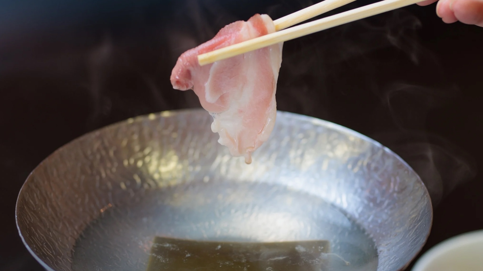 稀少な【国産羊肉】は程よい甘味と旨味、トロける様な柔らかさが特徴！２種類の絶品特製ダレと共に