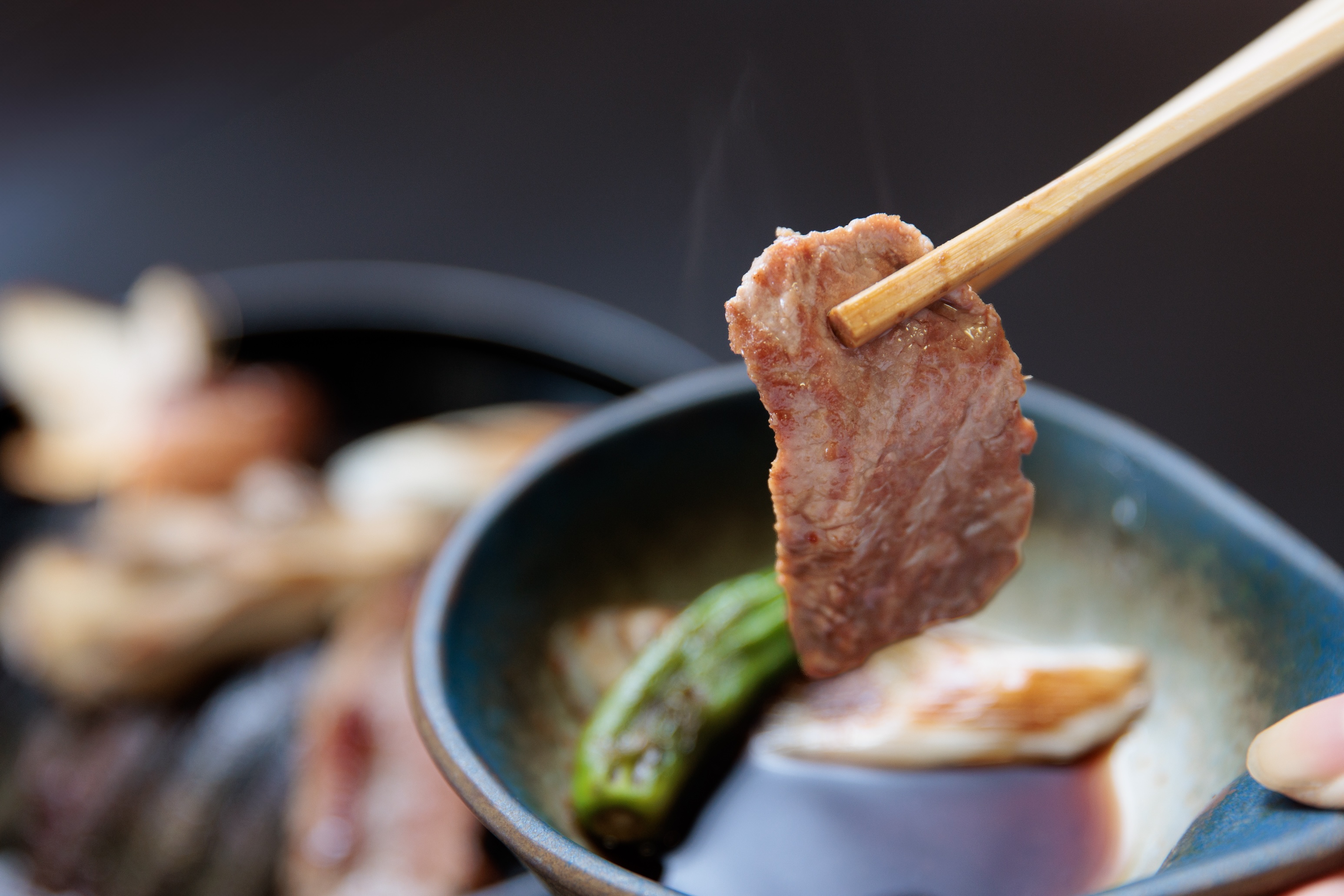 地元「目黒食肉店」の名物マトンを羊肉専用の焼き台で焼く、湯ら里特製マトンの会炉（あいろ）焼き！