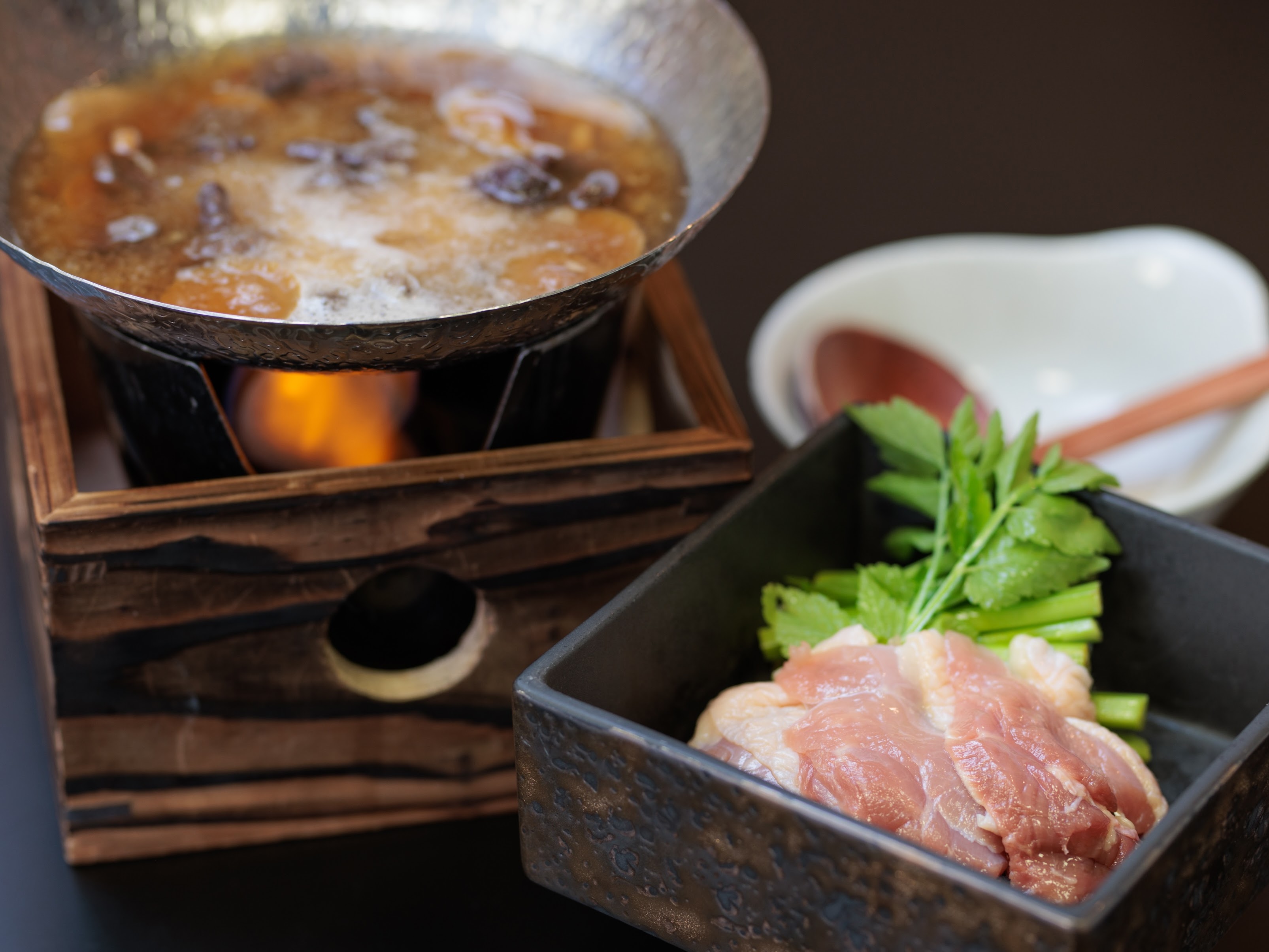 会津地鶏と会津産きのこ＆旬野菜のみぞれ鍋。コクがあり弾力のある肉質の会津地鶏と採れたて新鮮野菜が◎