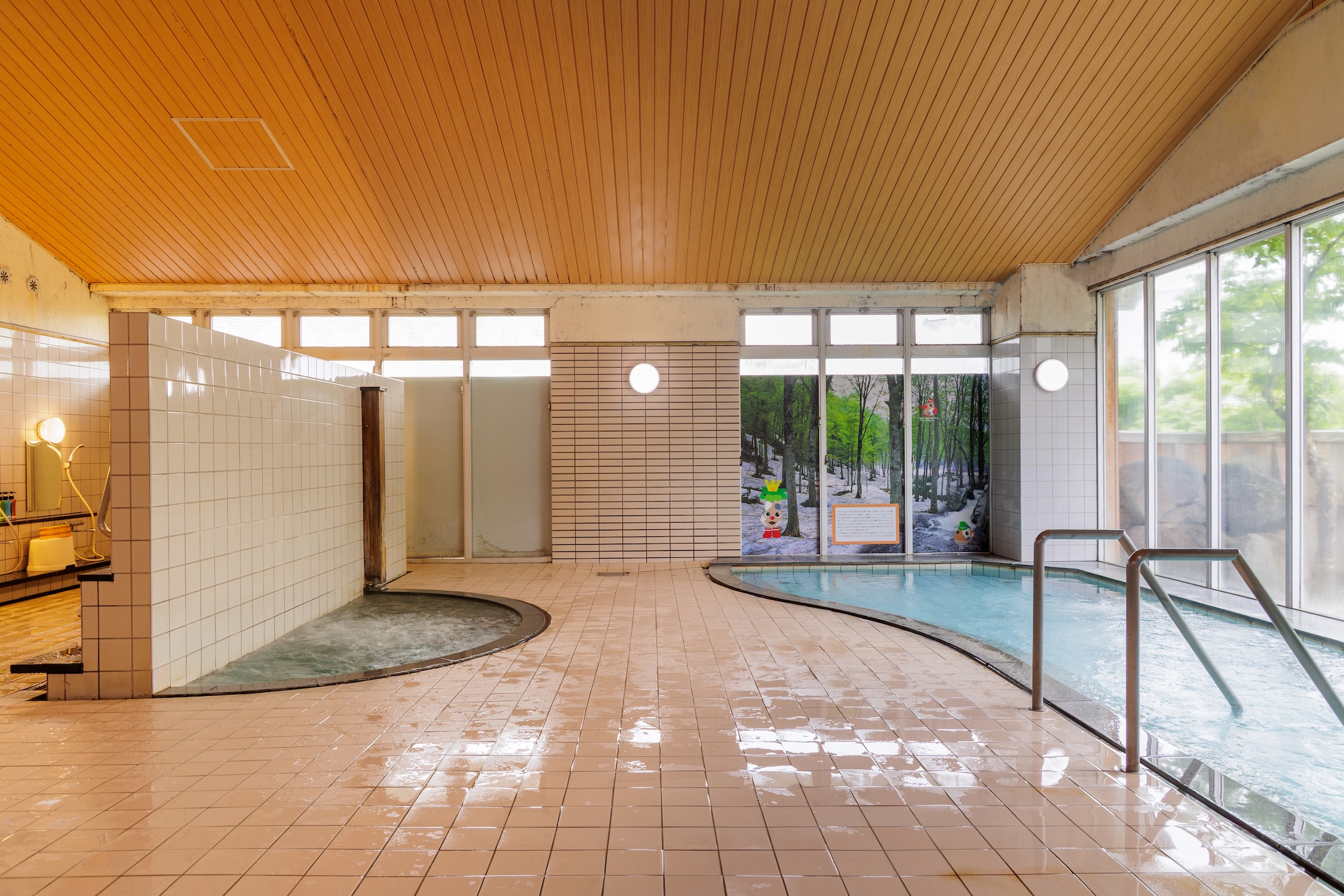 大きな窓ガラスから只見の四季を眺めながら入る温泉はまた格別！