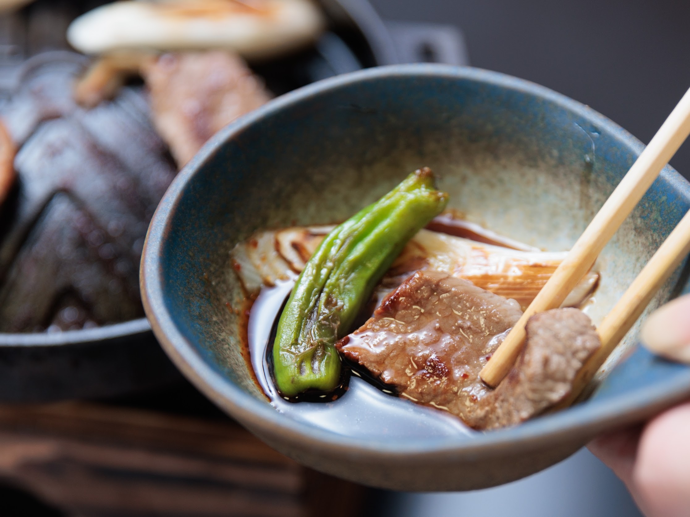 香ばしく焼き上げたマトンと季節の自野菜を特製ダレにつけてパクリ！羊肉の旨みが口いっぱいに広がる