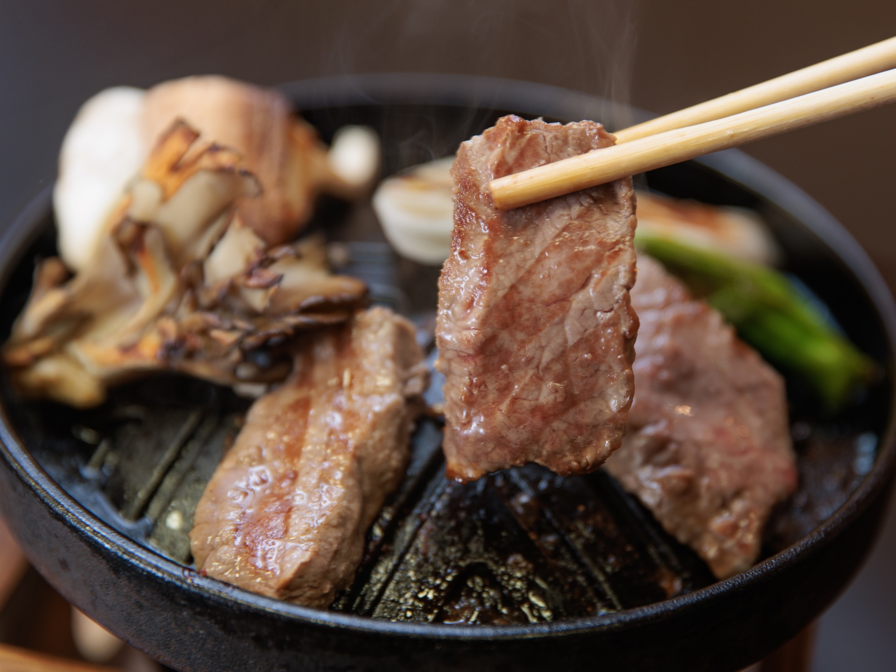 地元「目黒食肉店」の名物マトンを羊肉専用の焼き台で焼く、湯ら里特製マトンの会炉（あいろ）焼き！