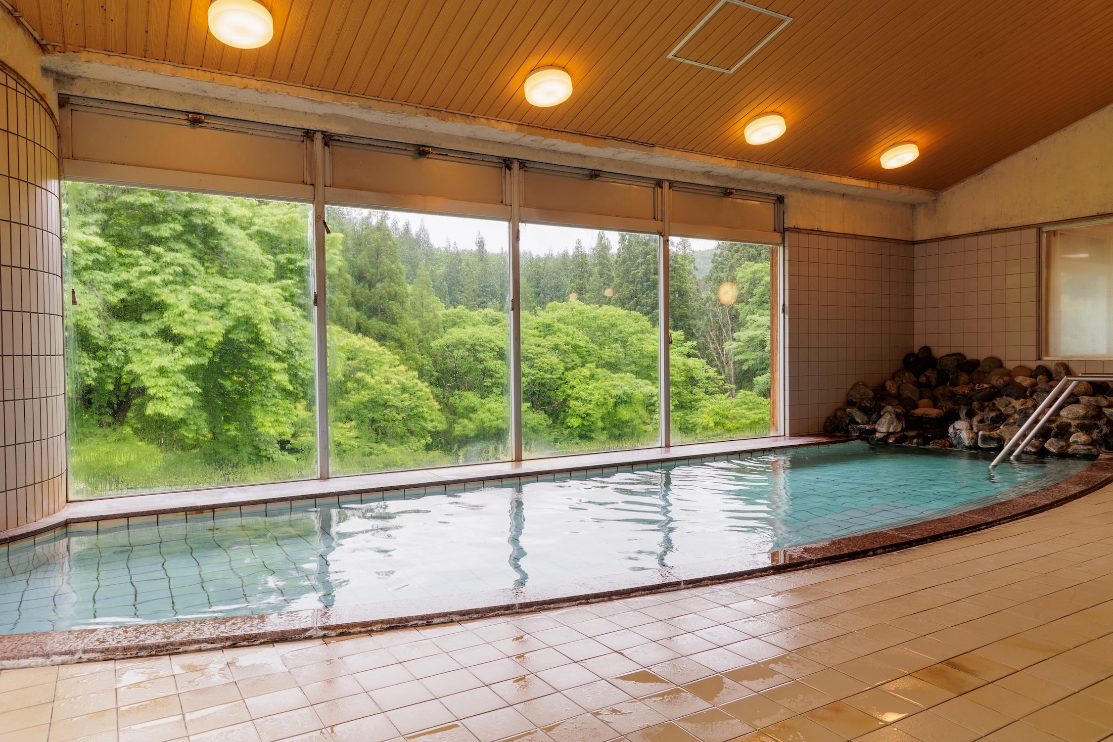 大きな窓ガラスから只見の四季を眺めながら。自家源泉保有の宿