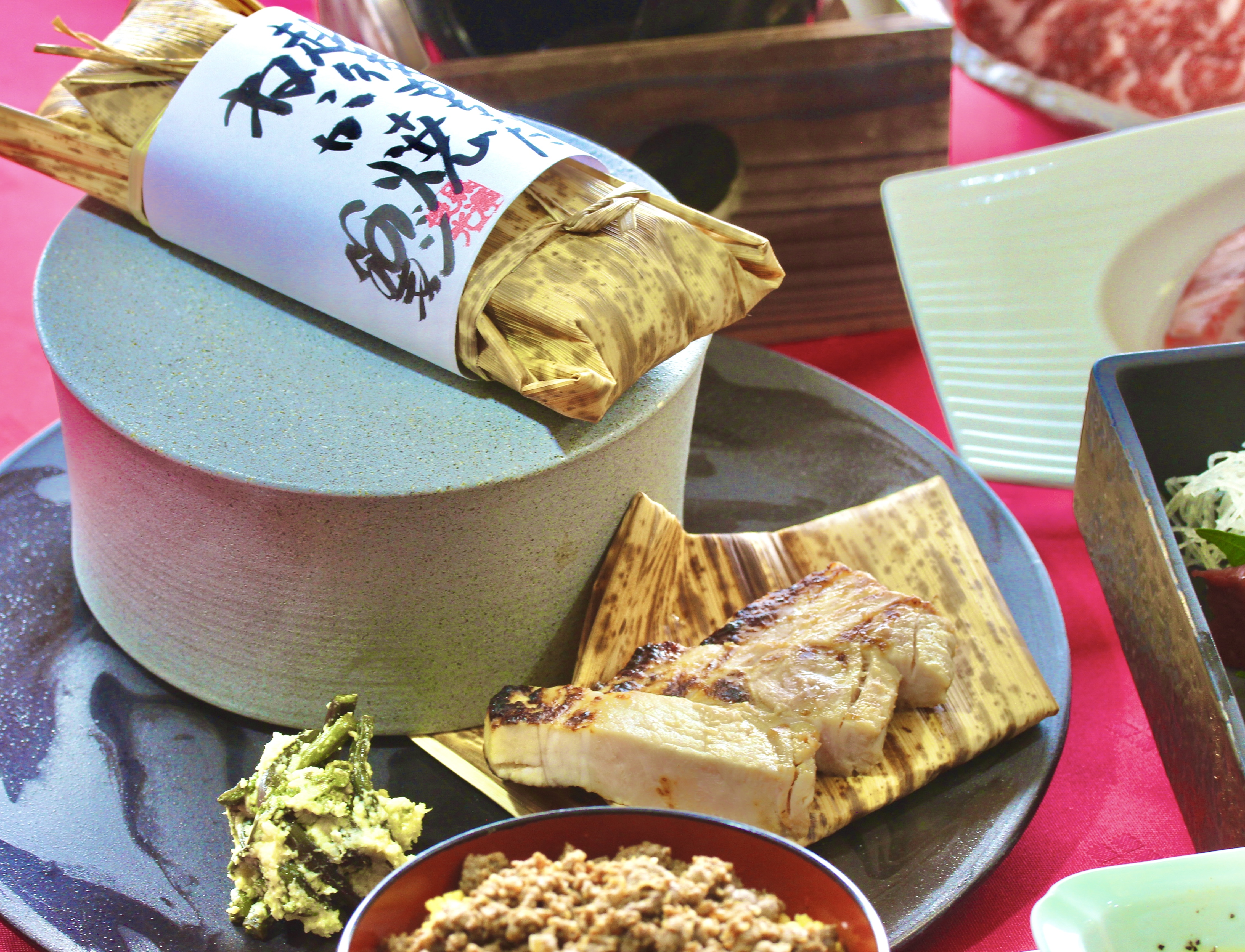 新名物ねっか焼き！只見のねっかの酒粕＋目黒麹店の生味噌で漬け込んだ越後もち豚を香ばしく焼き上げました