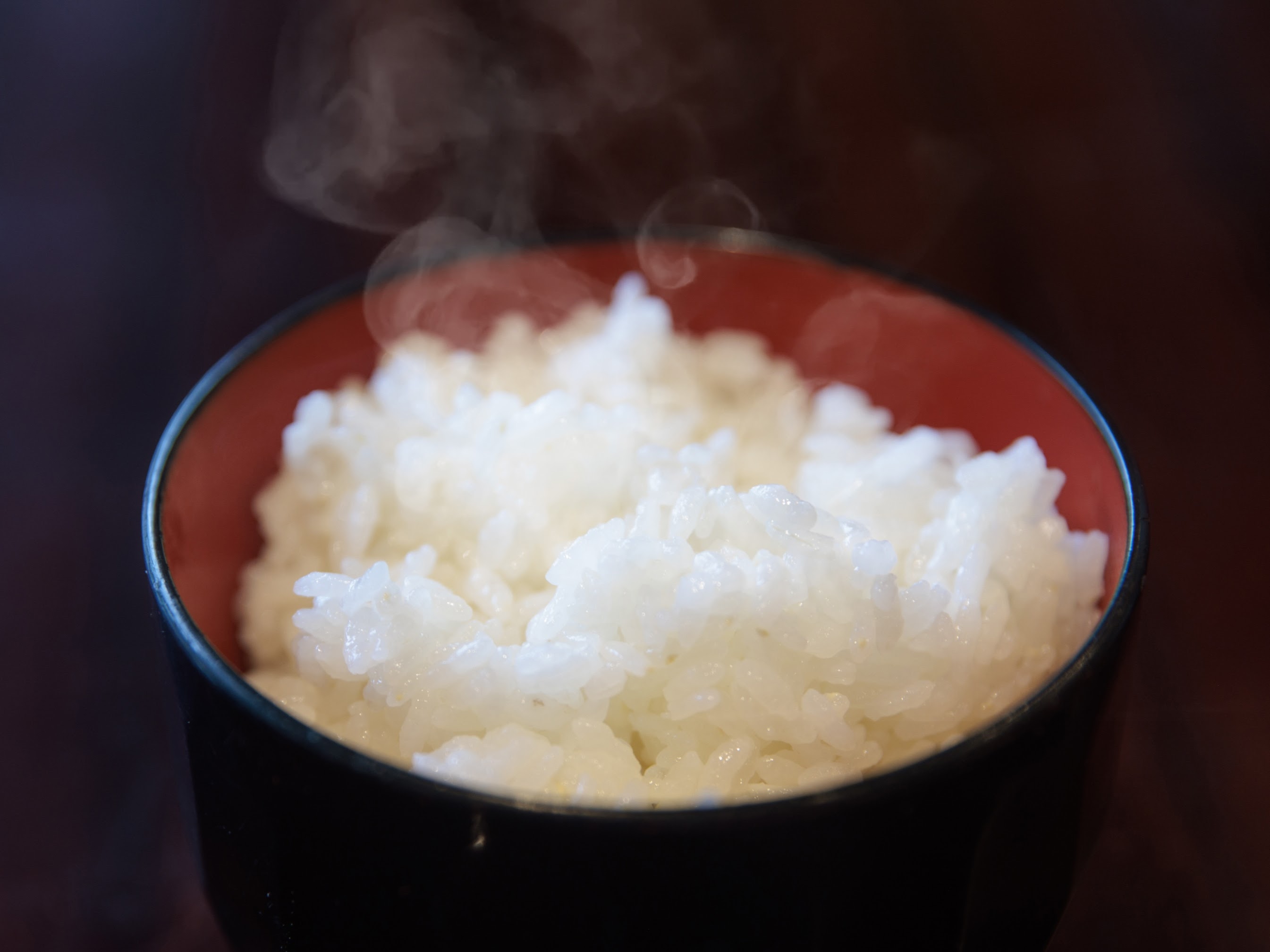 炊き立てご飯は只見・会津で育った一級品！ツヤツヤで甘味があり一粒一粒美味しい農家直送の自慢のお米