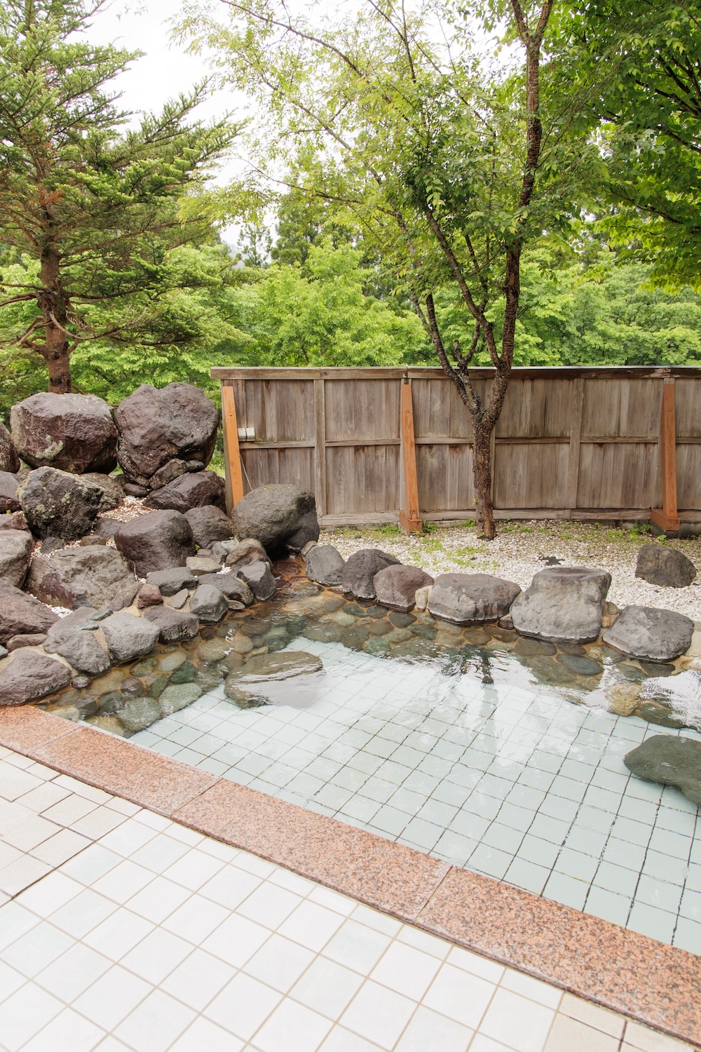 本館は露天風呂と大浴場、その他に同じ敷地内に温浴施設も楽しめる自家源泉保有の宿。