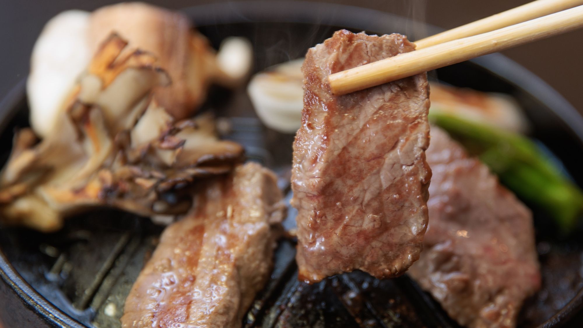 吟味した牛肉をさらに美味しく食すために！専用の焼き台をご用意。こだわり牛肉の会炉（あいろ）焼き！