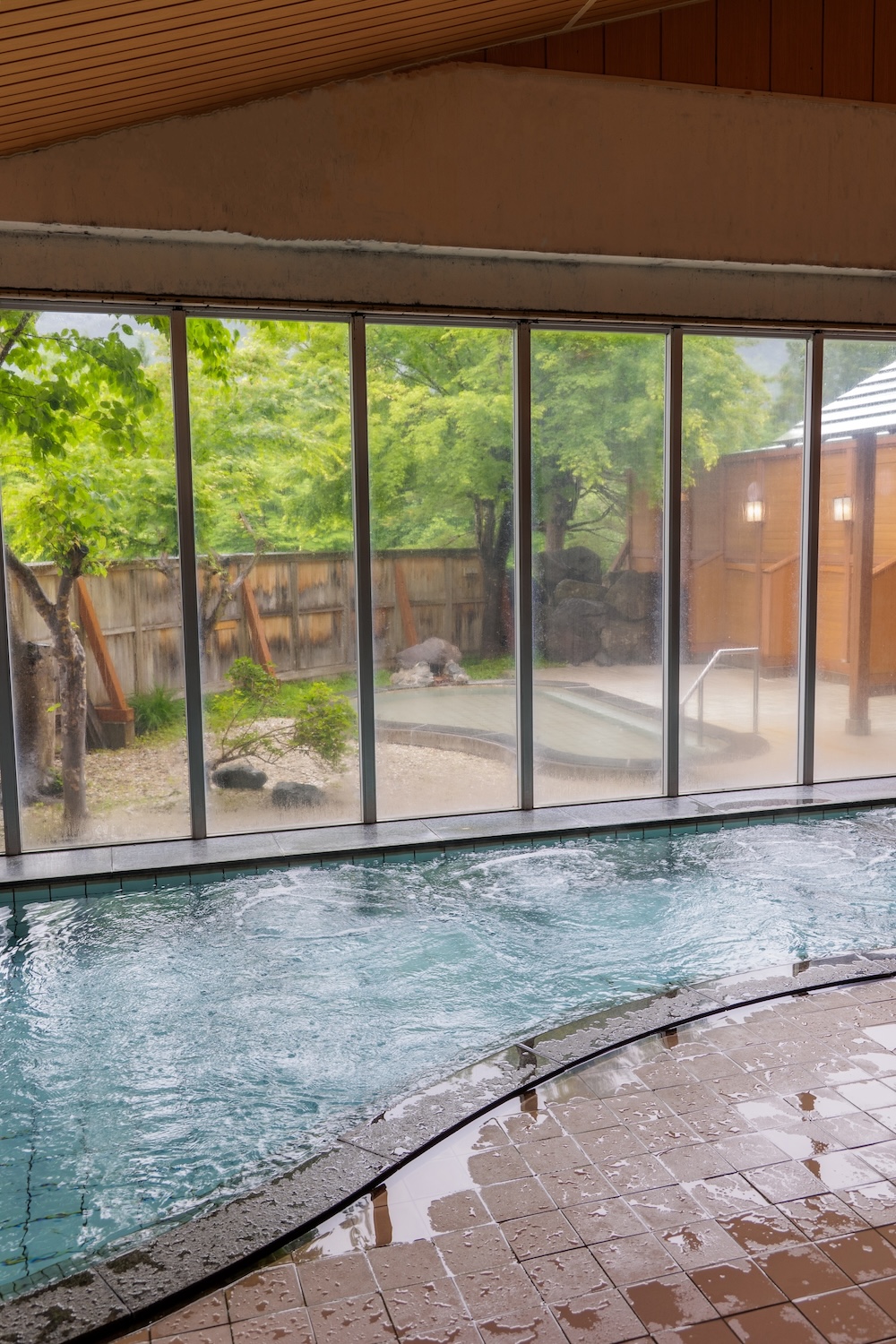 大きな窓ガラスからは只見の美しい自然を眺められる大浴場。たっぷりと温泉が溢れる