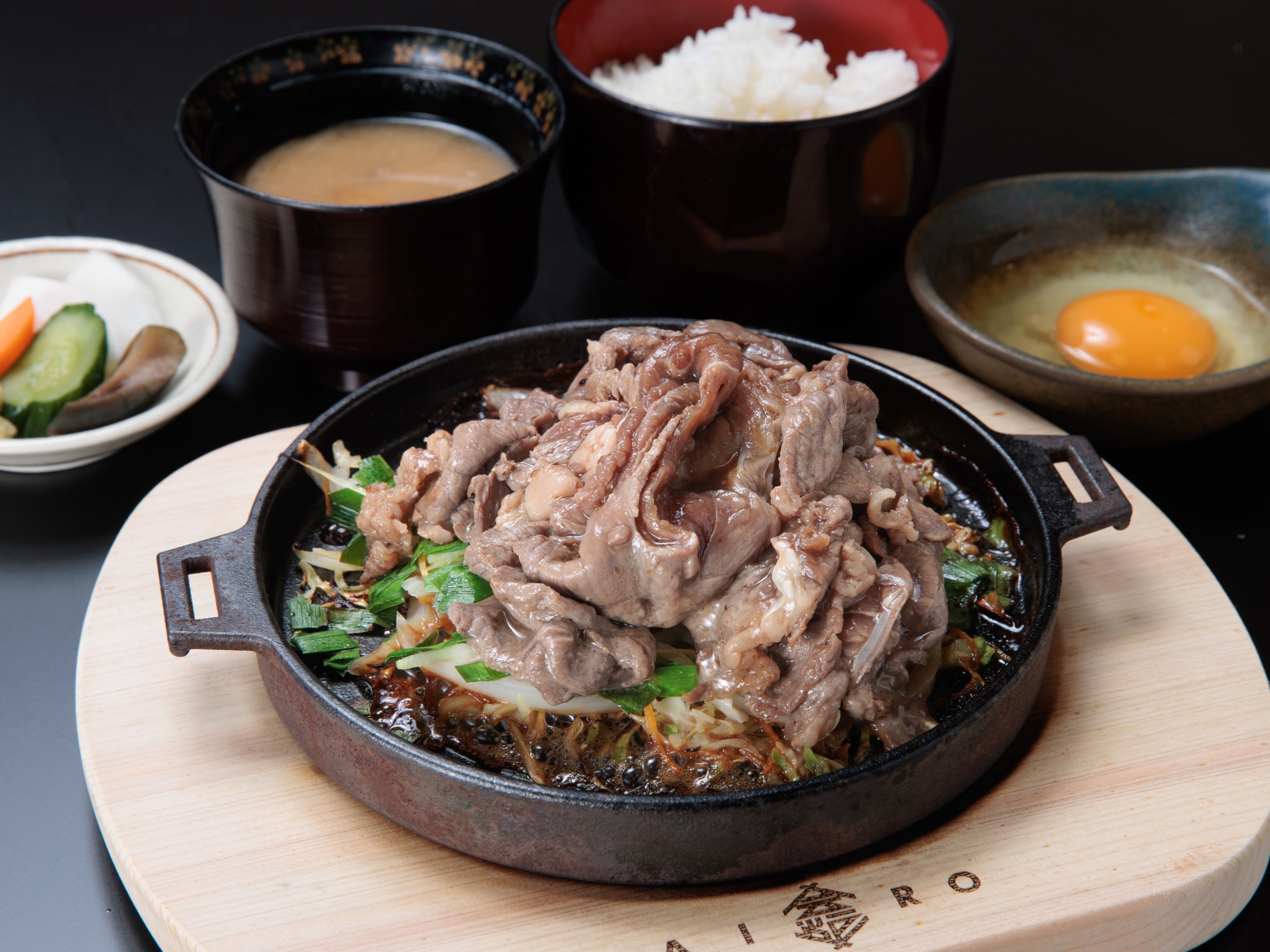 只見名物マトン焼き！薄切りにしたマトンに特製甘辛ダレ！貴重な会津地鶏の初卵をたっぷり絡めてパクリ！