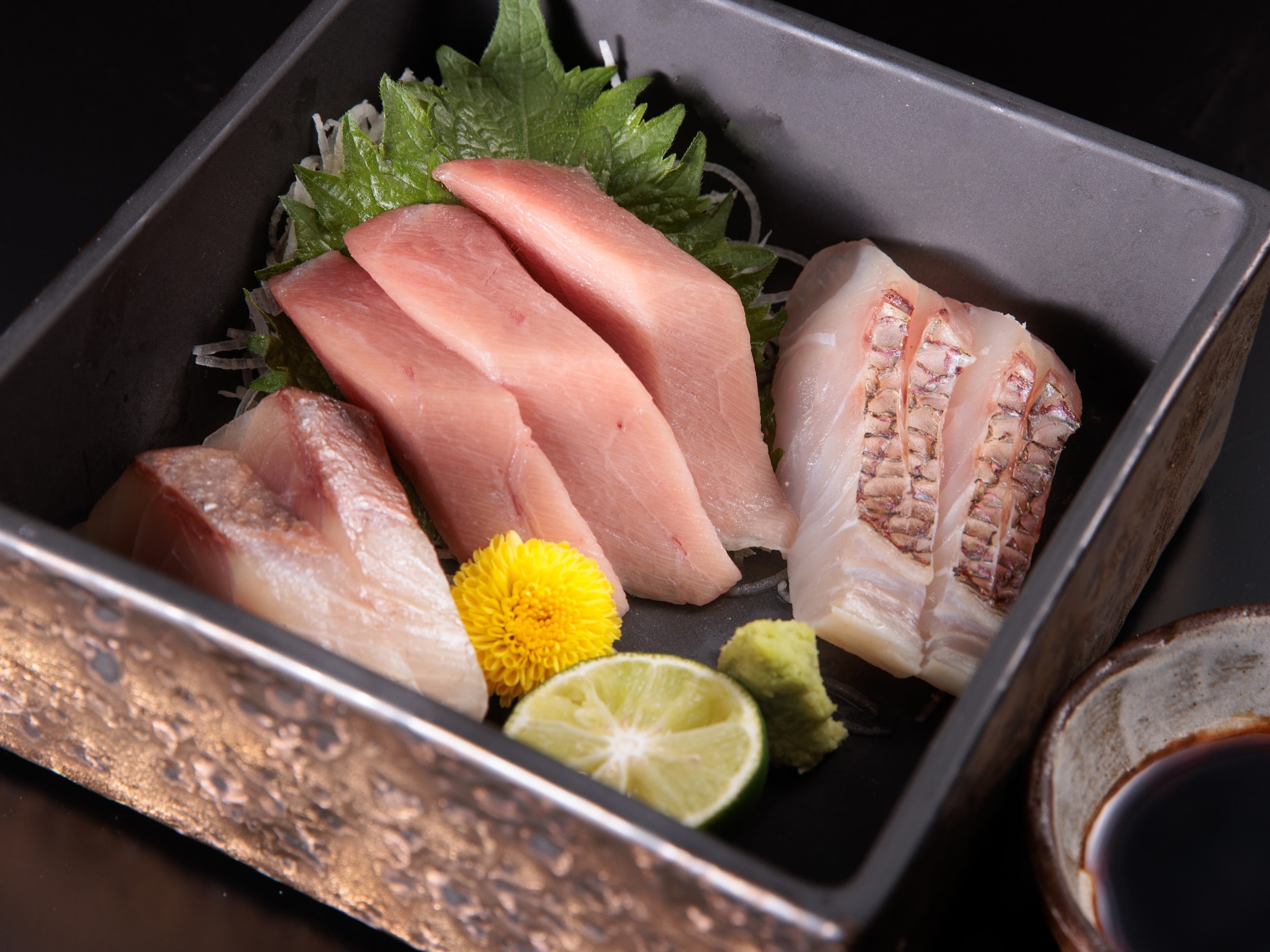 「只見は魚が旨いらしい！」と評判にもなるくらい、旬と鮮度にこだわり仕入れた魚貝類を美しく盛り付ける