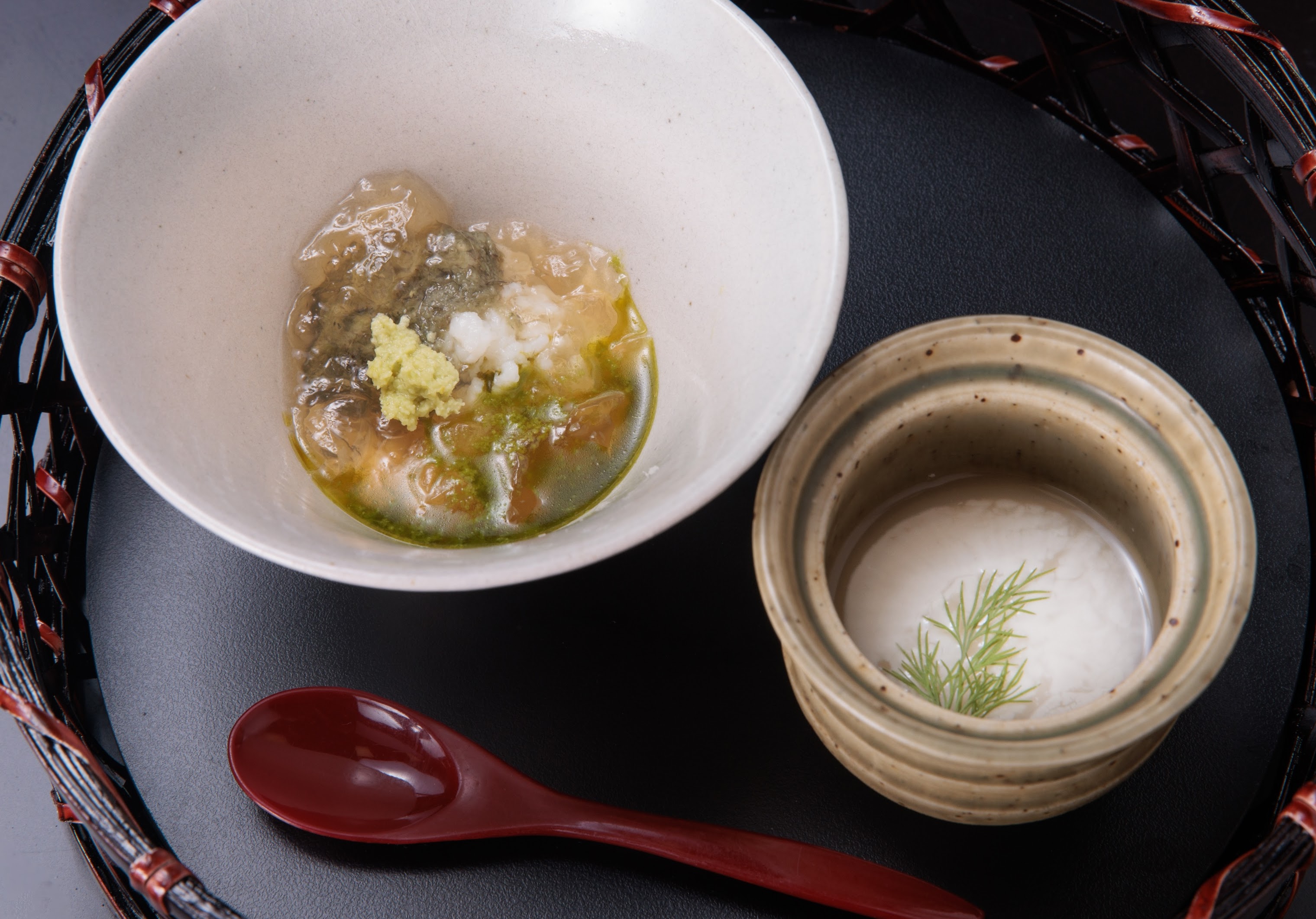 季節の旬食材に合わせて作り上げる先付け。繊細な盛り付けとその味付けに思わず「美味しい」とまた一口。