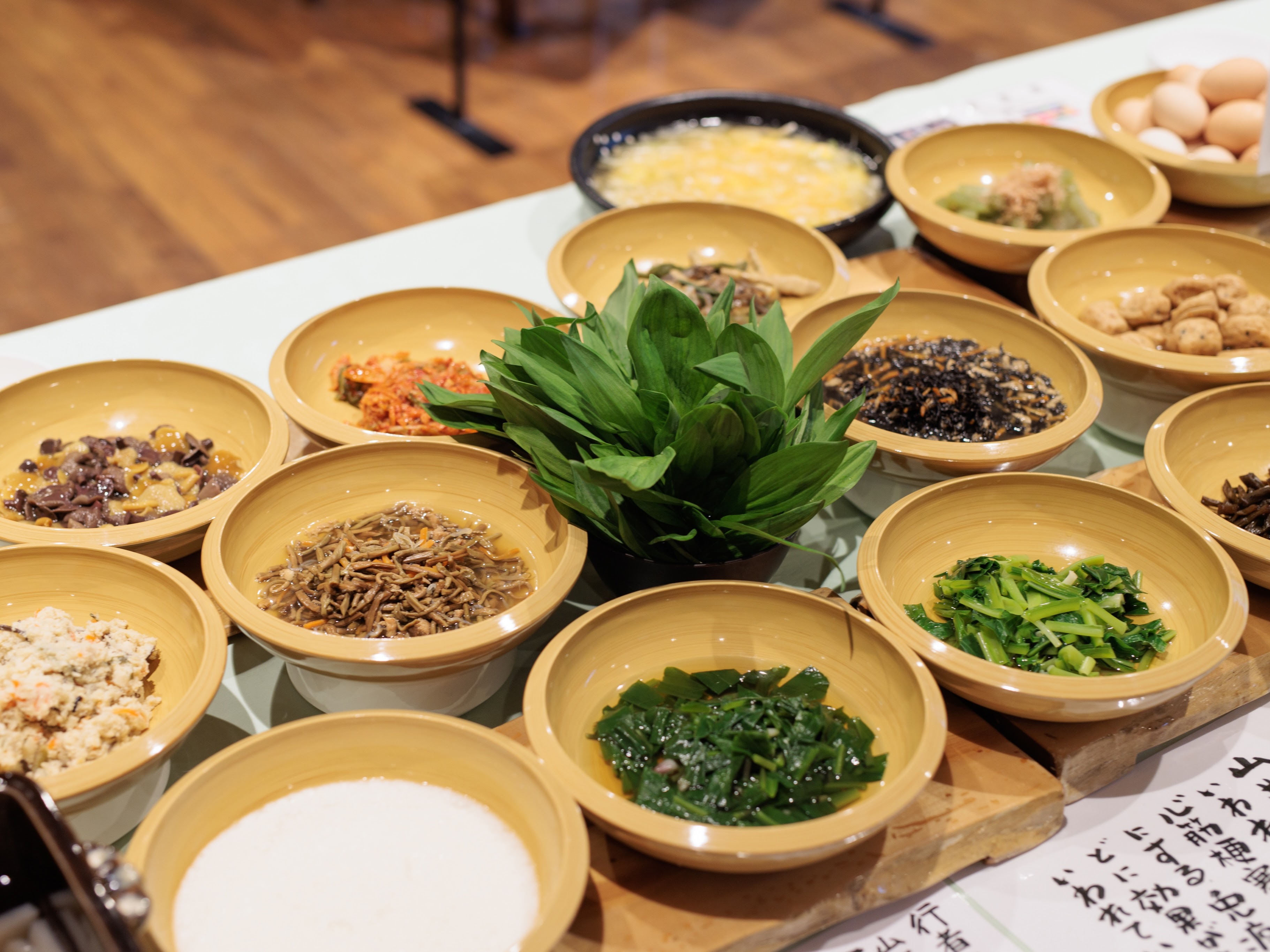 厳選した旬食材が並ぶ朝食バイキング！地野菜やご飯のお供など、種類豊富なメニューに選ぶのも楽しめる♪