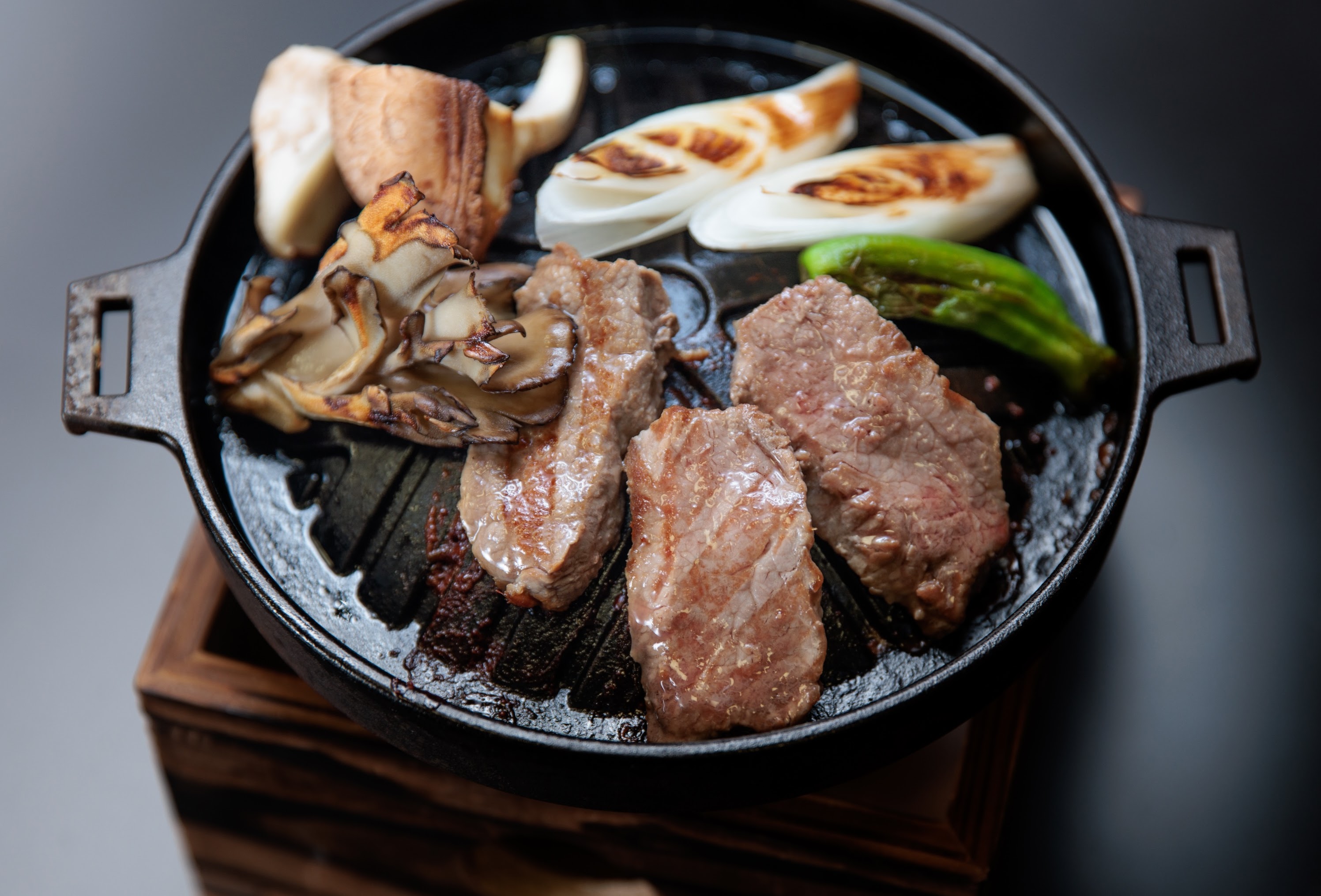 羊肉はこだわりの鉄板会炉（あいろ）を使用。保温性も高く余分な脂も落ちるので肉本来の美味しさが楽しめる