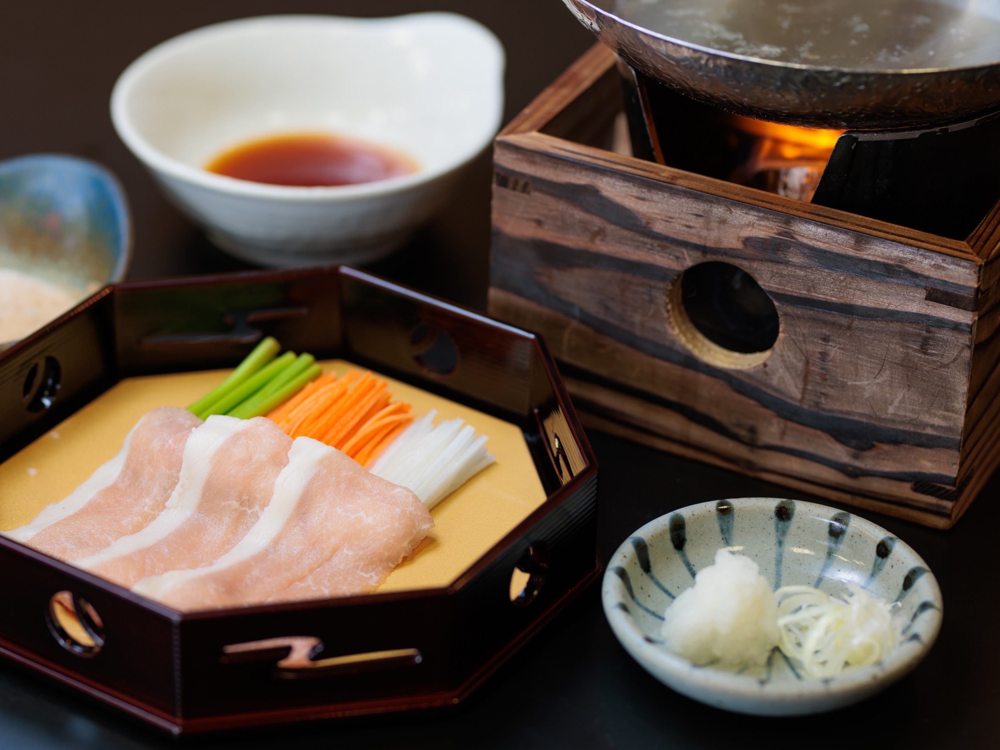 県内産『麓山高原豚』。柔らかい肉質と上品な甘みが特徴の豚肉。会津地野菜と一緒にしゃぶしゃぶで