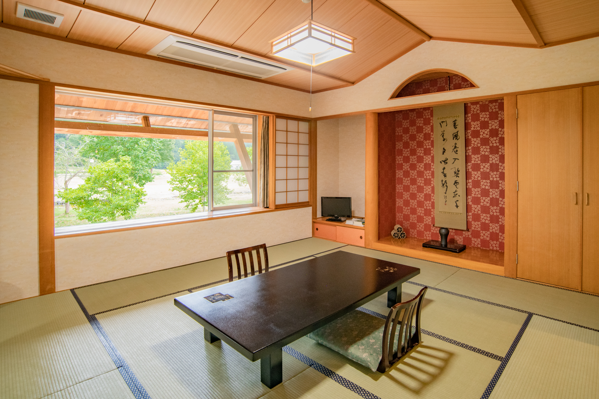 和室12.5帖バス付　ユニットバスとトイレが別々にございます。