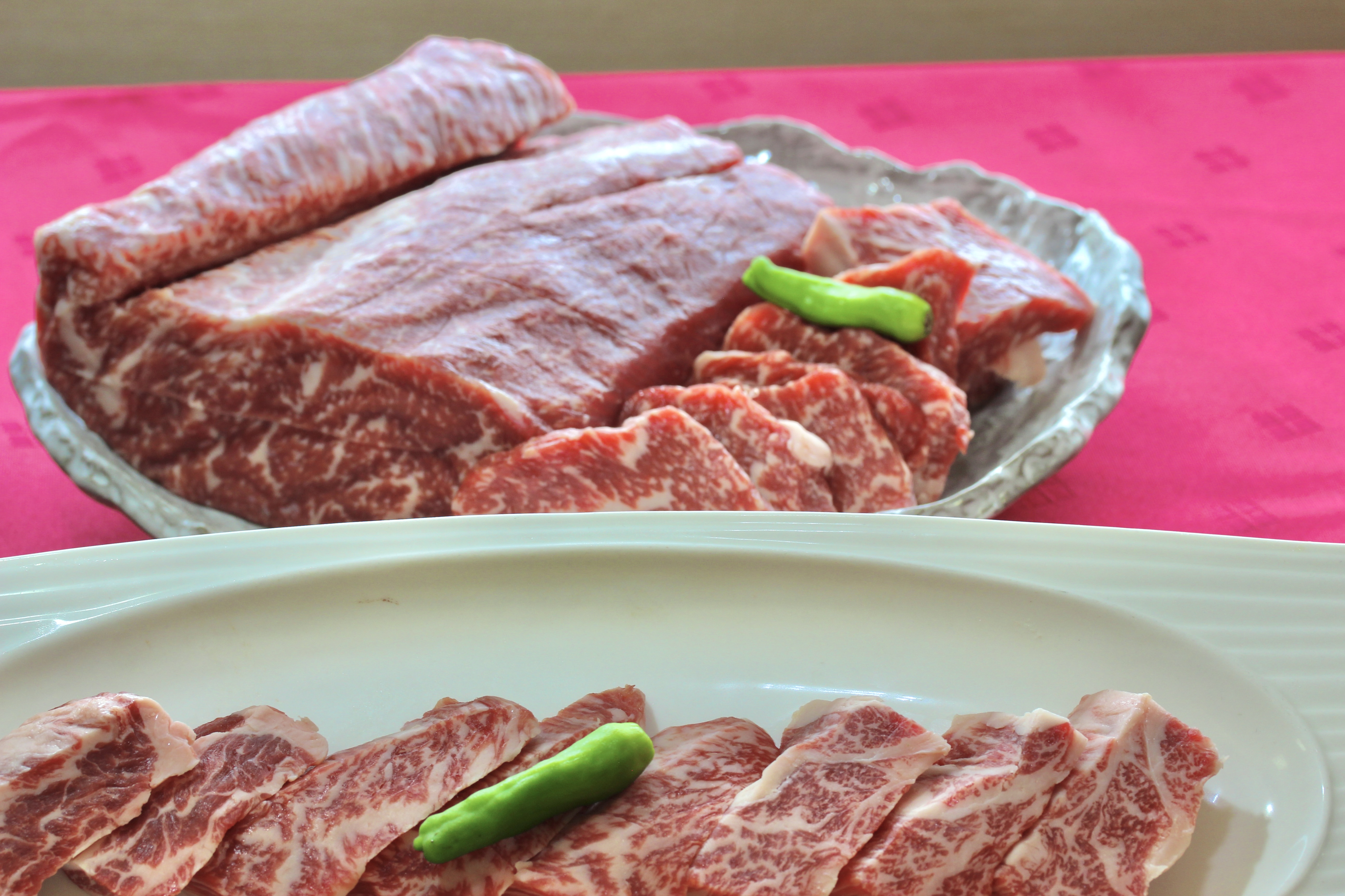 自社牧場で育ったこの美しい赤身と程よい霜降り！香ばしく焼き上げて特製ダレでパクリ！