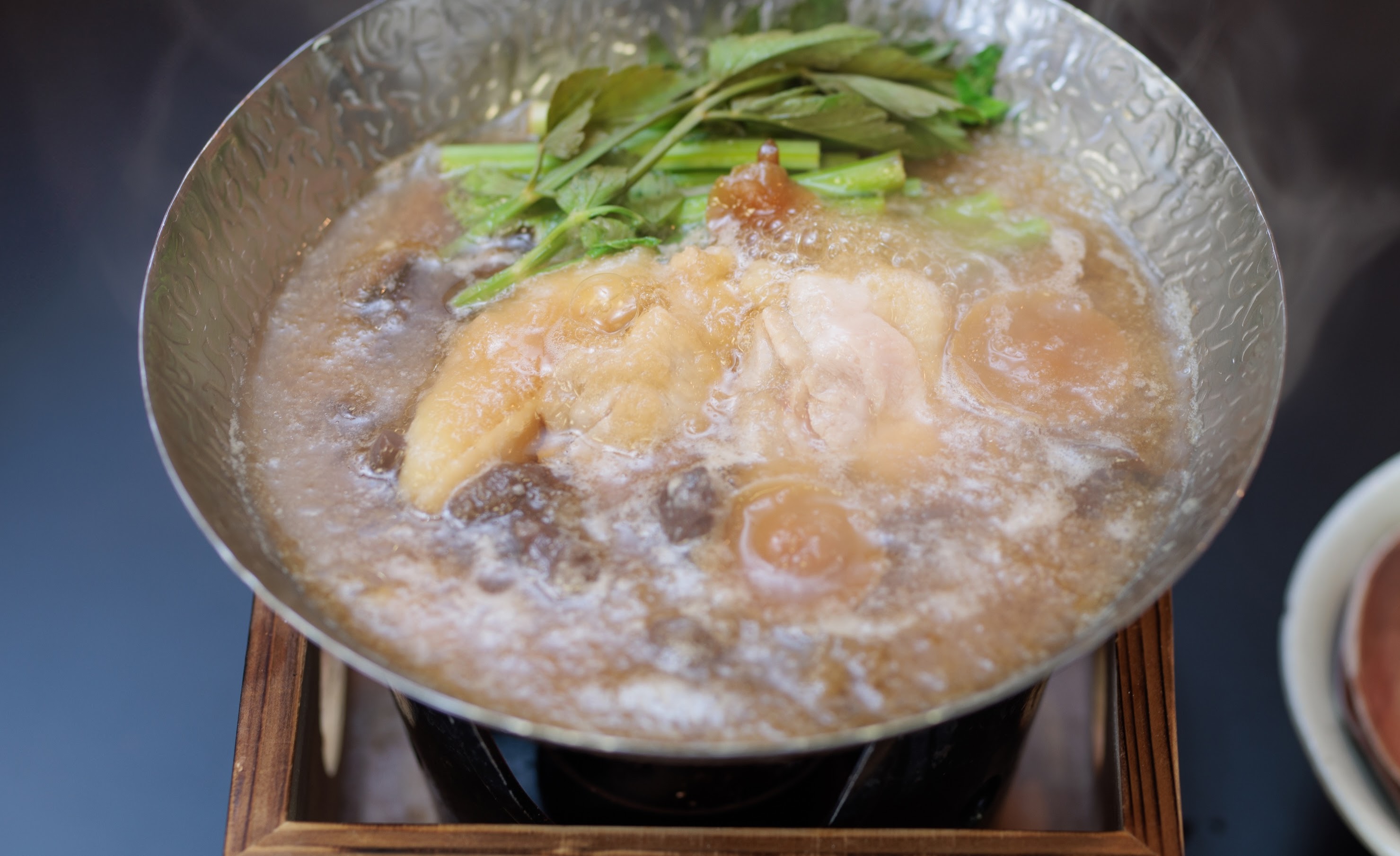 会津地鶏と会津産きのこ＆旬野菜のみぞれ鍋。地鶏と地野菜の濃縮な旨みがぎゅっと溶け込んだ絶品鍋