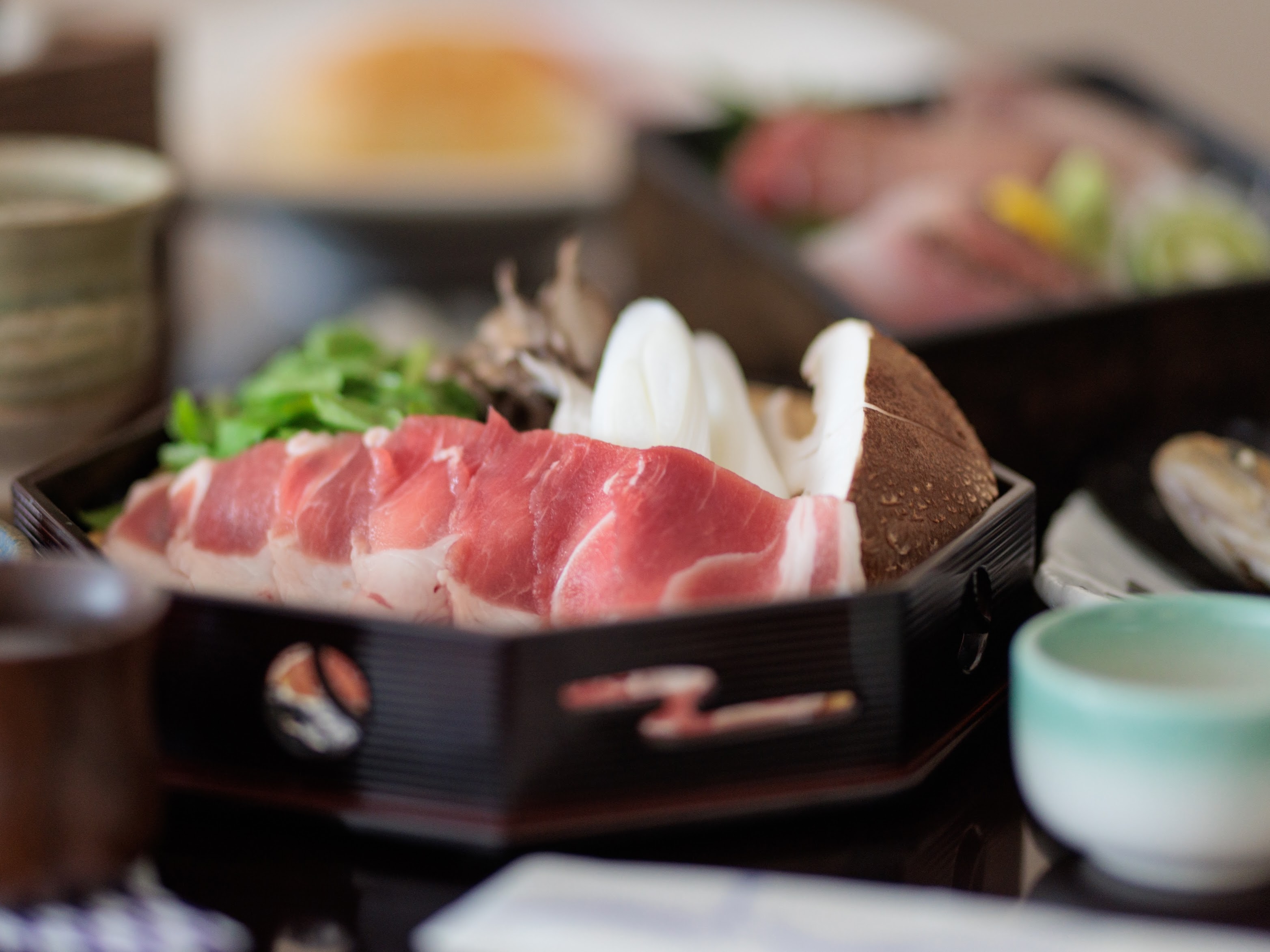 羊肉は&ldquo;手切り&ldquo;するのがこだわり。羊肉の状態を見極めながら切るので柔らかく滑らかに。まさにプロの技！