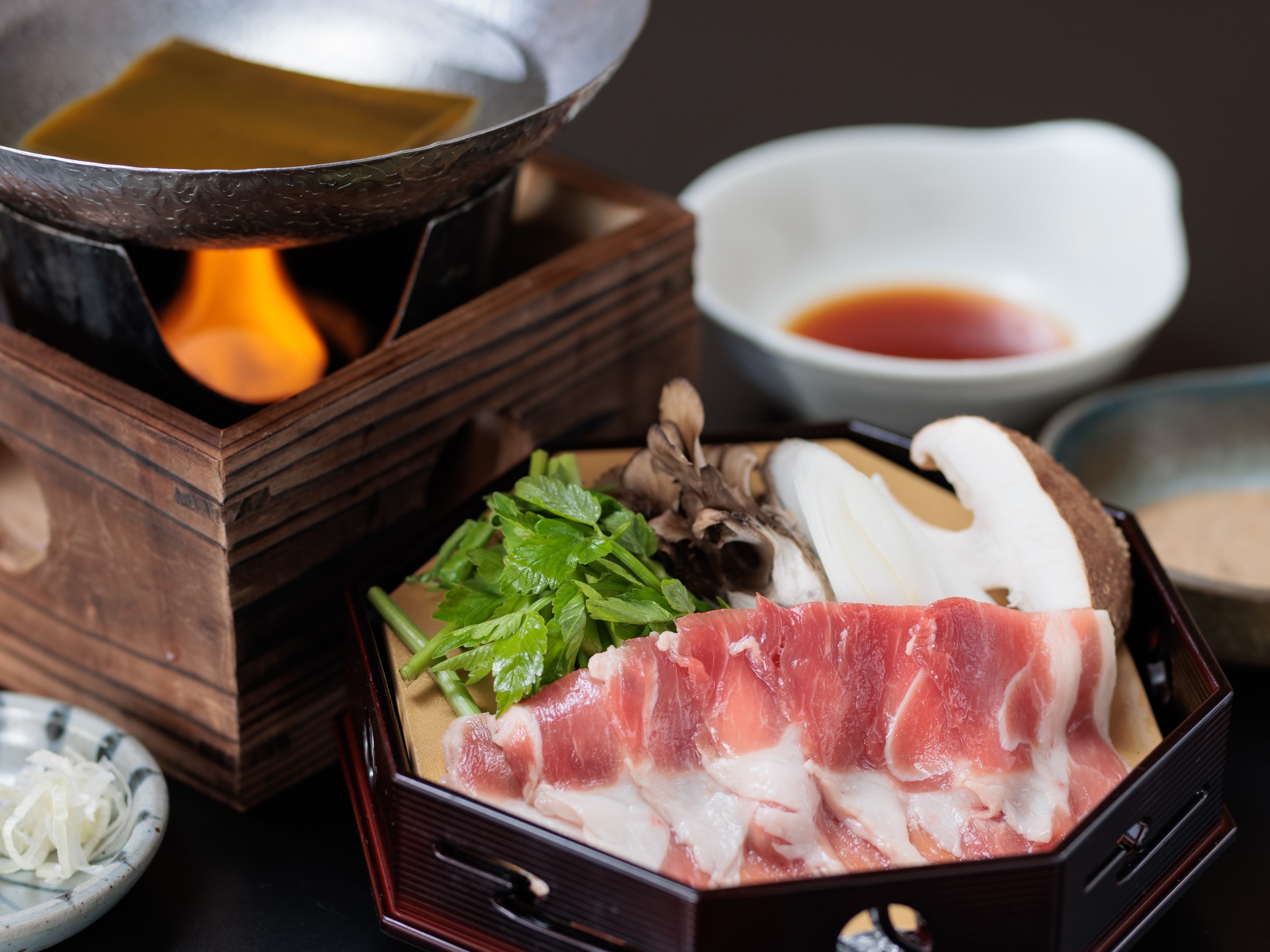 【南三陸わかめ羊】は非常に希少な国産羊肉。会津の地野菜と一緒にしゃぶしゃぶでお召し上がりください♪