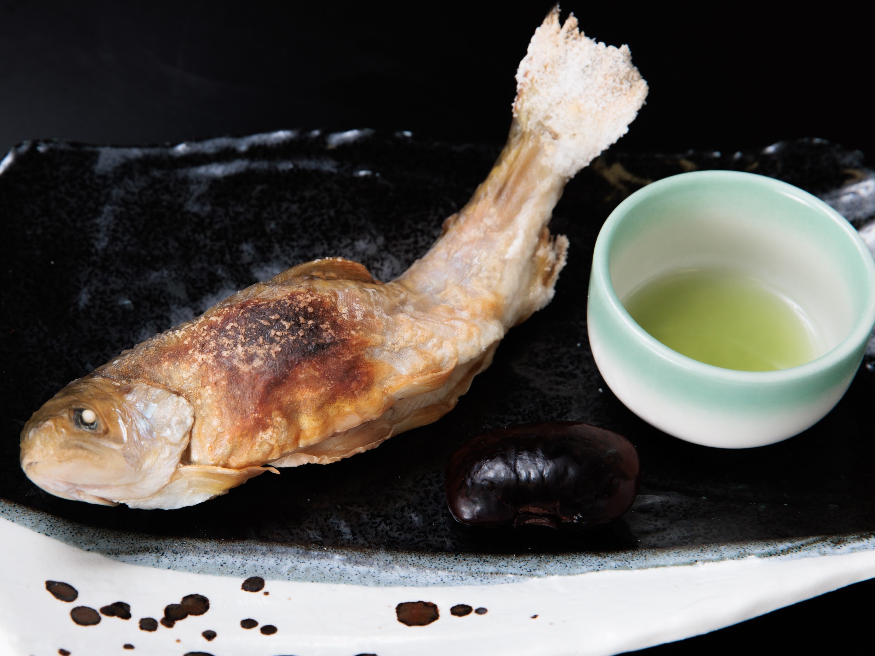 豊かな自然の只見で育った岩魚を塩焼きで。地酒と合わせて味わうのも大人の愉しみ