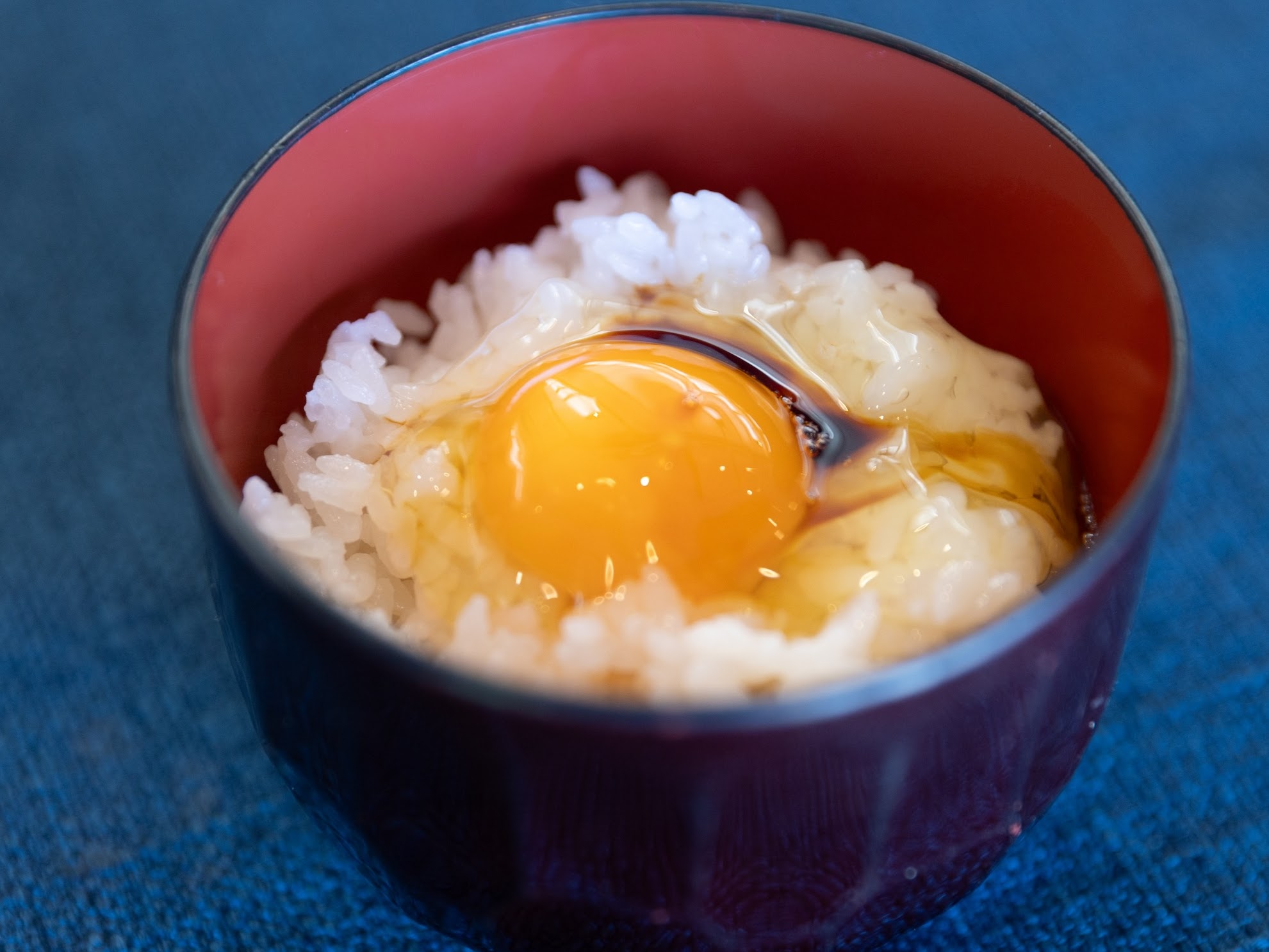朝炊き立ての只見産のつやつやふっくらご飯。会津地鶏の初卵の卵をかけた究極の『卵かけご飯』！