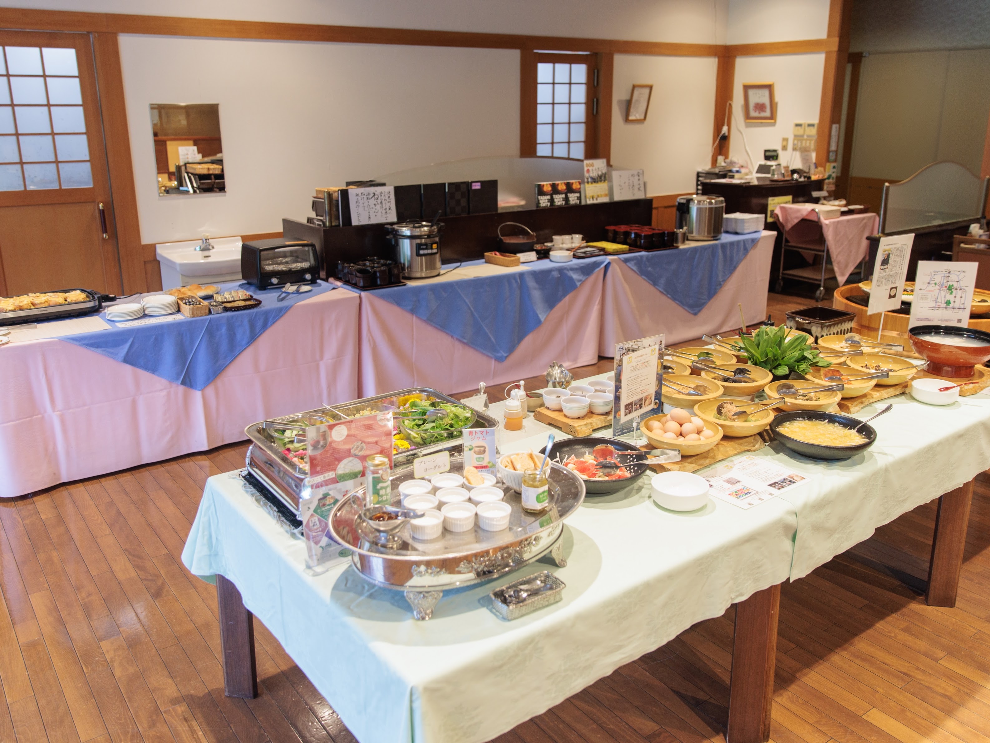 クチコミでも高評価♪自慢の朝食！会津産や只見ならではのご当地グルメ、地野菜のサラダなどが並ぶ