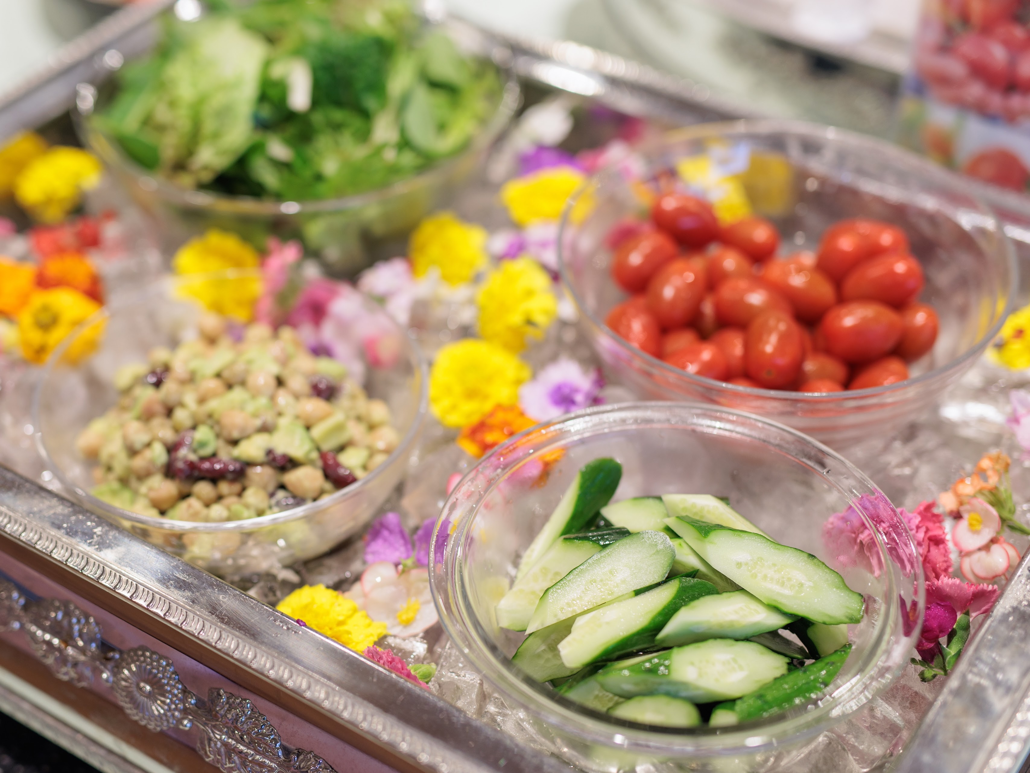 農家さん直送の野菜は福島県産にこだわる！味が濃く栄養価も高い本物のお野菜と特製ドレッシングをかけて♪