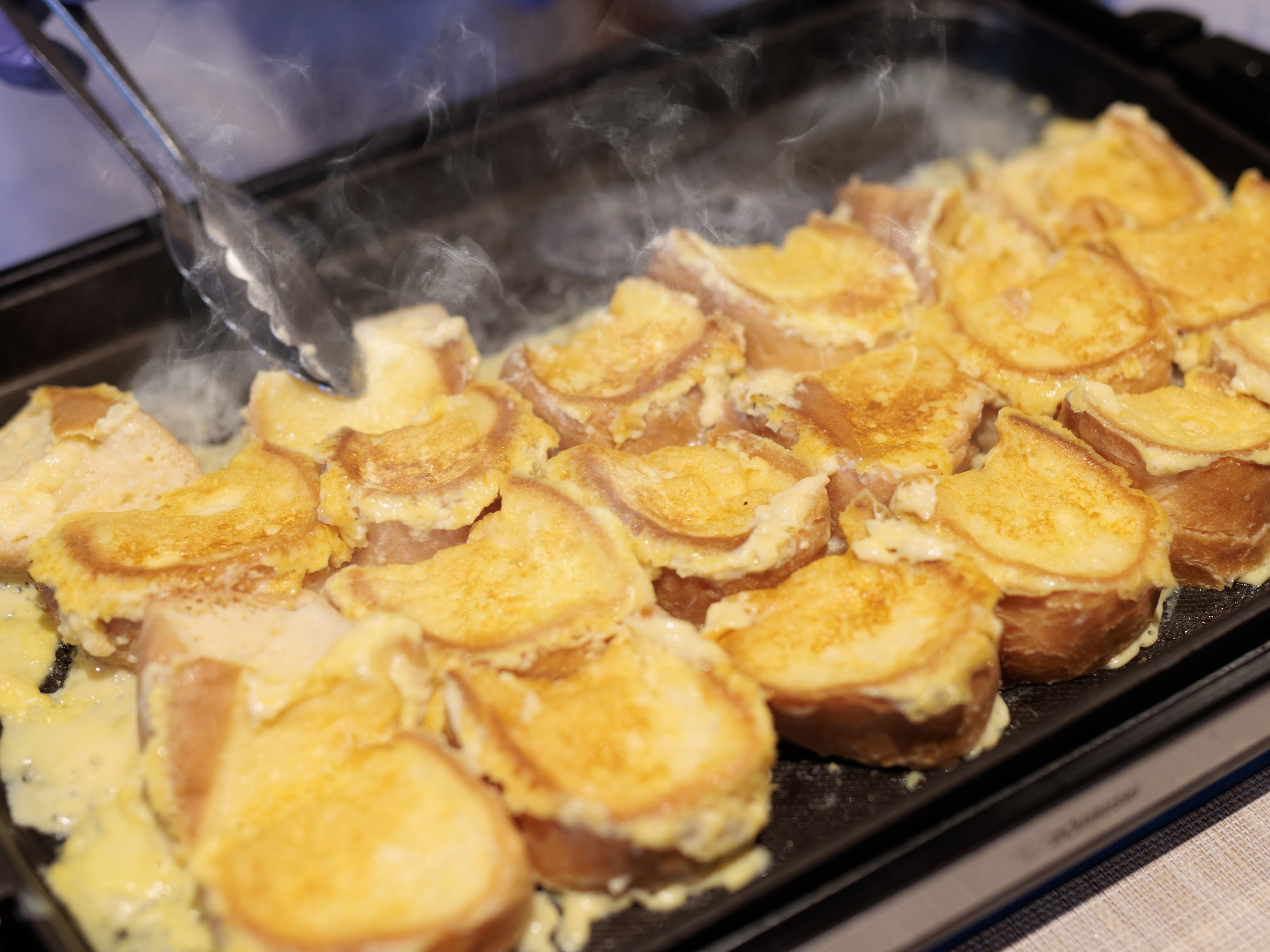 人気メニュー♪&rdquo;特製フレンチトースト&rdquo;は料理長得意メニューの１つ！アツアツ蕩ける朝食メニュー