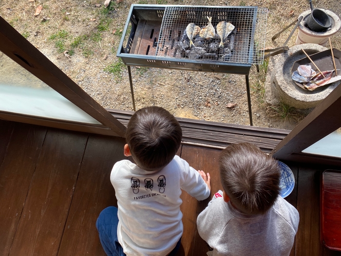 炭火で焼いた干物で朝ごはん