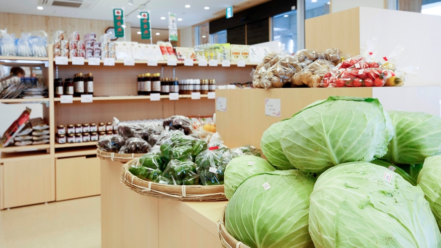 *【ショップあえーる(売店)】地元野菜コーナー/採れたて新鮮な地元野菜が並びます