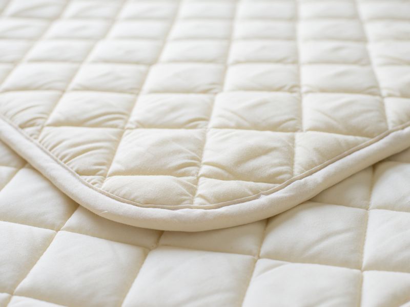 【客室】ベッドパッドは身体によりフィットする低反発素材！