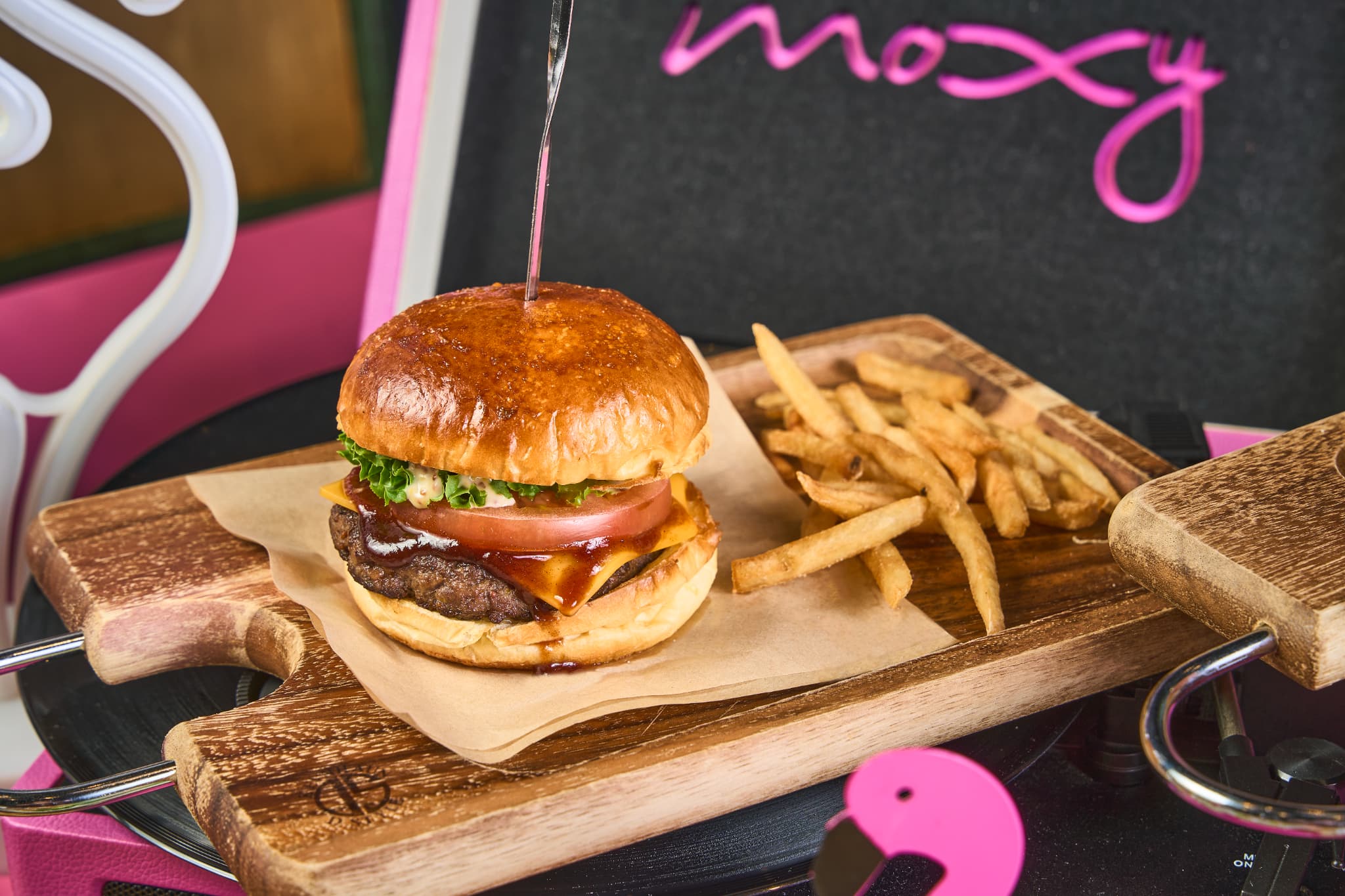 【Cafe ＆Bar】オリジナルチーズバーガー