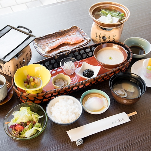 *ご朝食　和定食（料理一例）