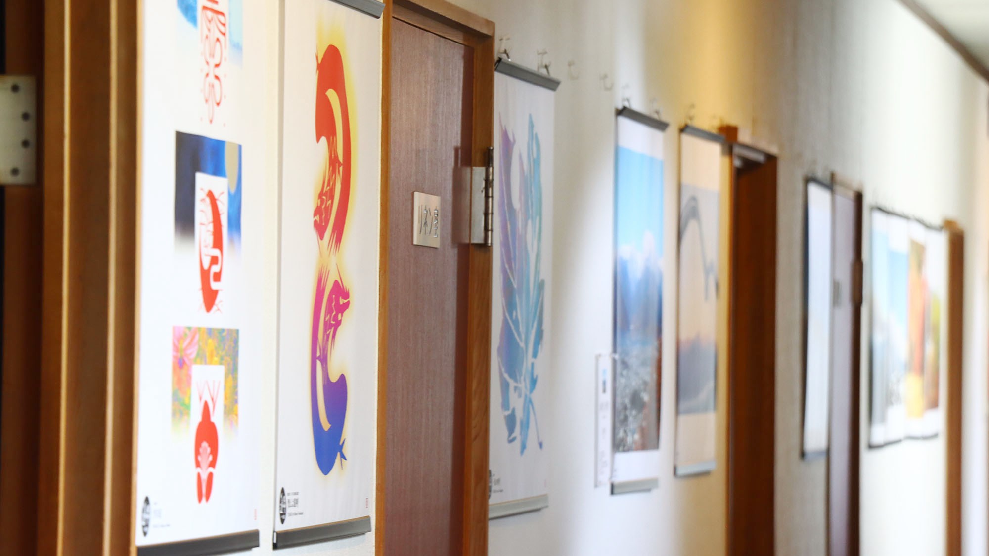 【館内】廊下には様々なアートが飾られています
