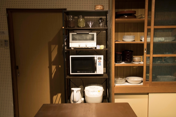 自炊のできる共用キッチン（調理家電、調理道具、調味料等一式取り揃えております）