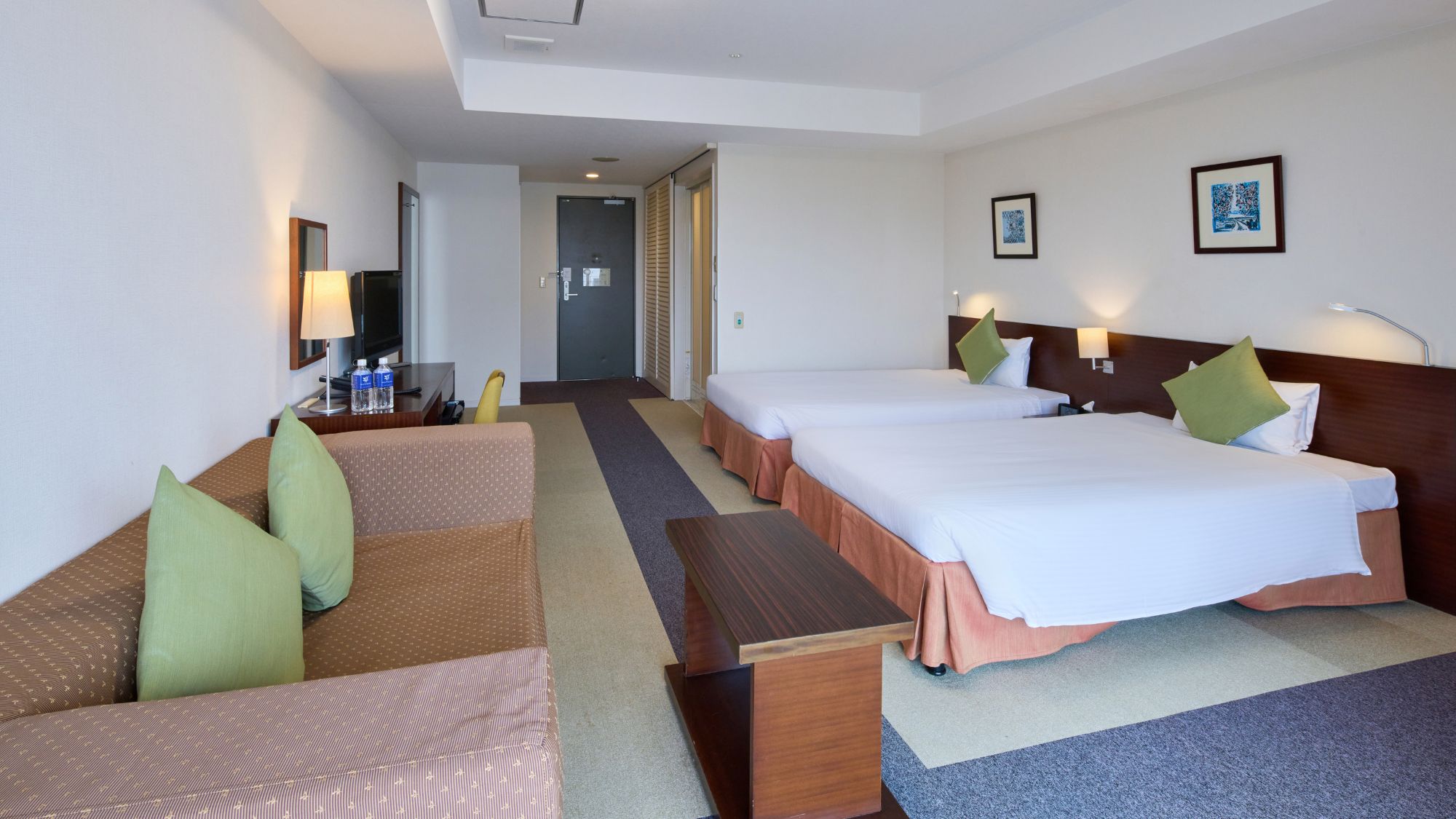 【フィールドパークタワー】ユニバーサルツイン 安全面に配慮した全面フラット設計の洋室、バルコニー付