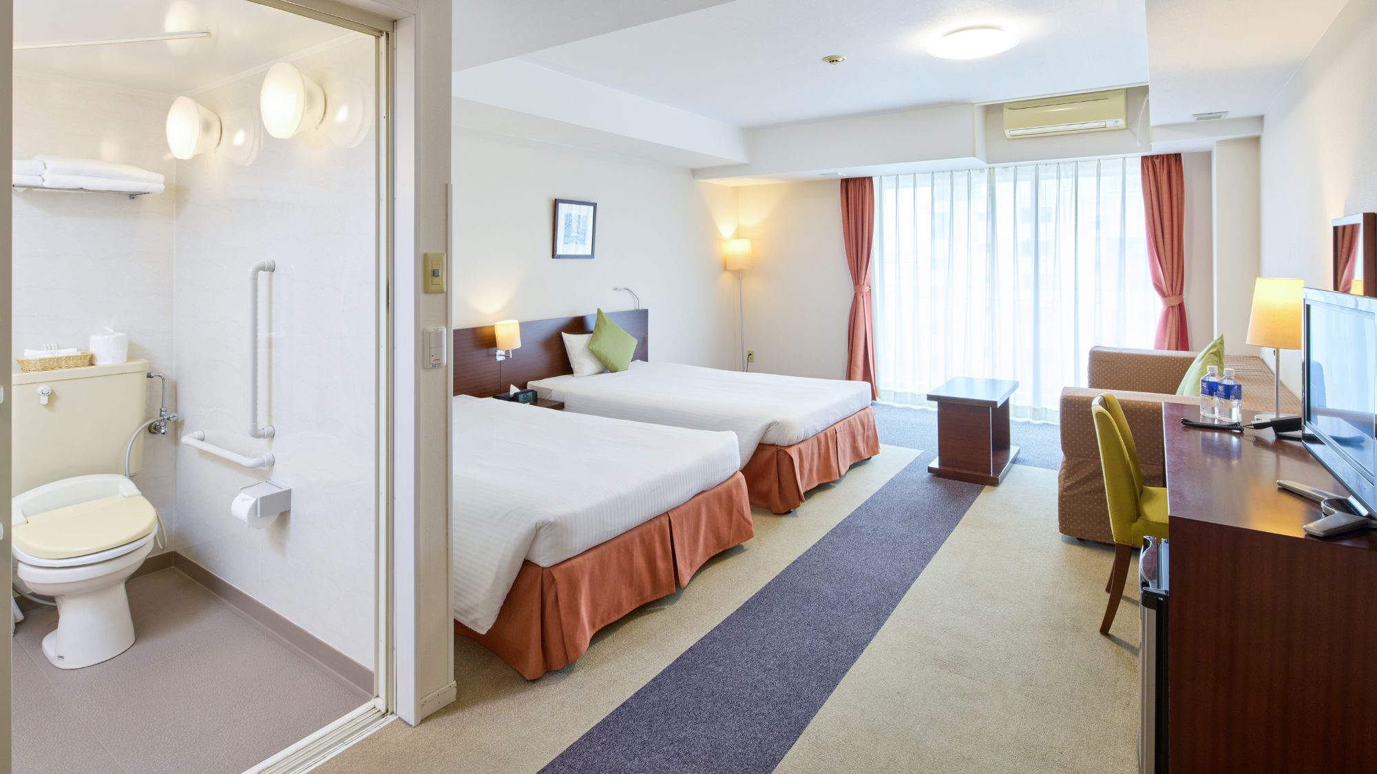 【フィールドパークタワー】ユニバーサルツイン 安全面に配慮した全面フラット設計の洋室、バルコニー付