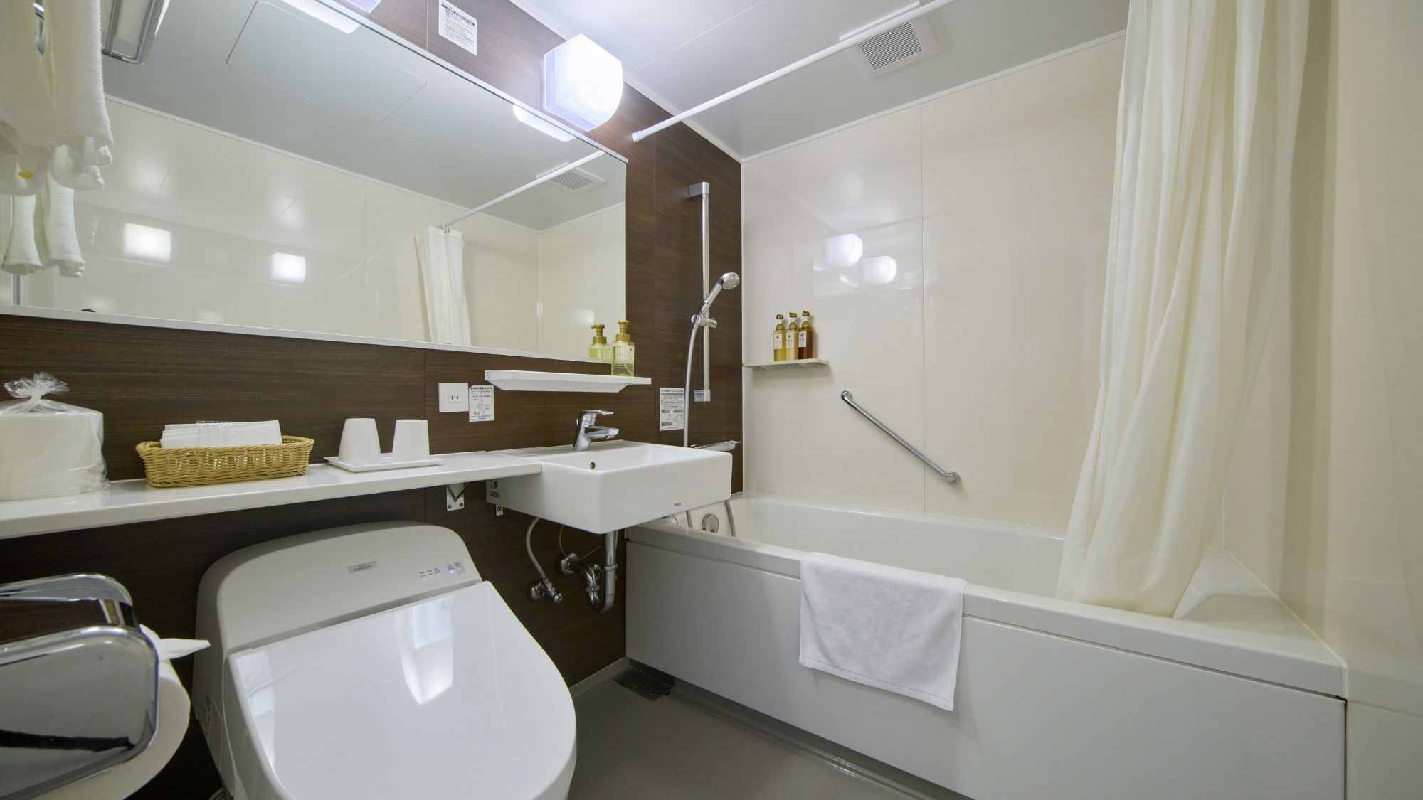 【メインタワー】デラックスオーシャン/名護湾が望めるたっぷりスペースのコーナールーム。