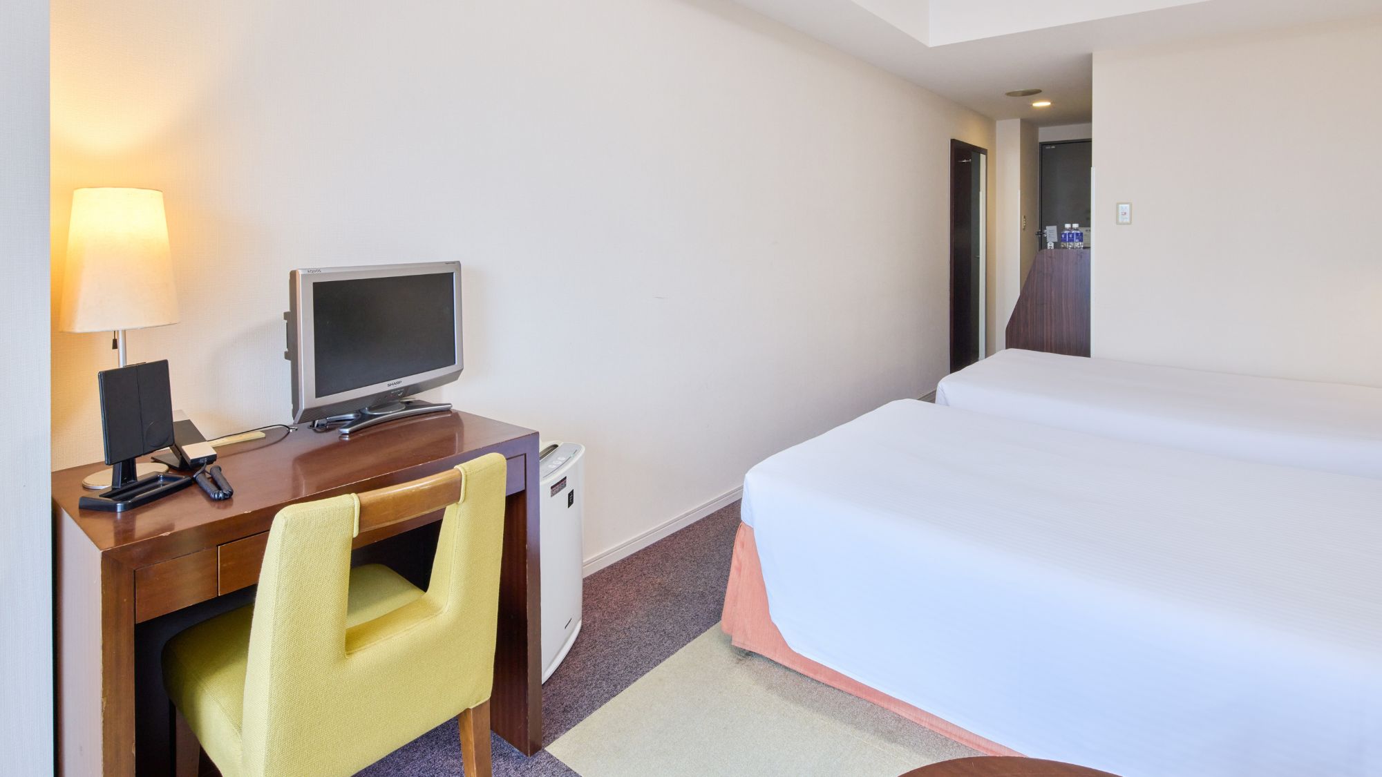 【フィールドパークタワー】スタンダードツインルーム バルコニーを完備したシンプルな洋室。