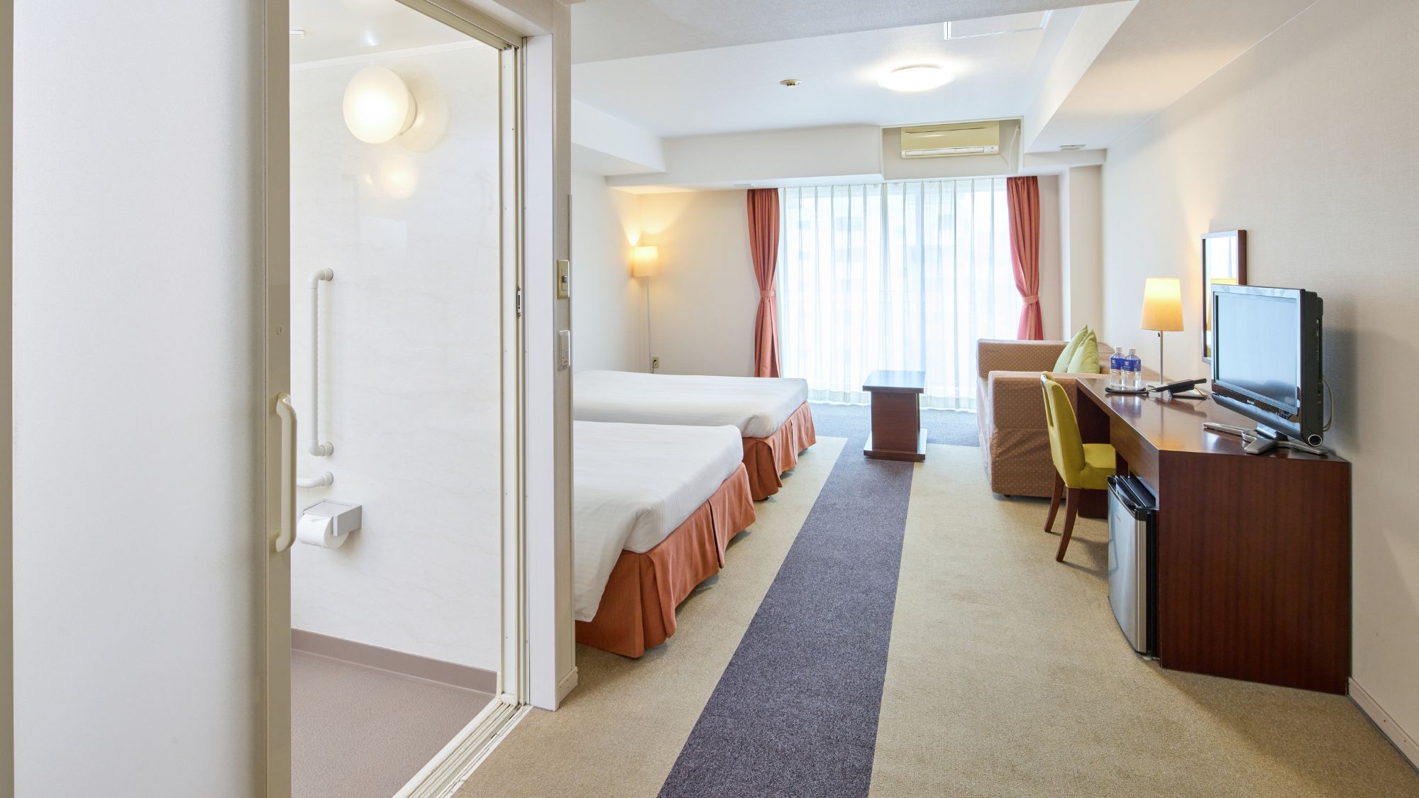 【フィールドパークタワー】ユニバーサルツイン 安全面に配慮した全面フラット設計の洋室、バルコニー付