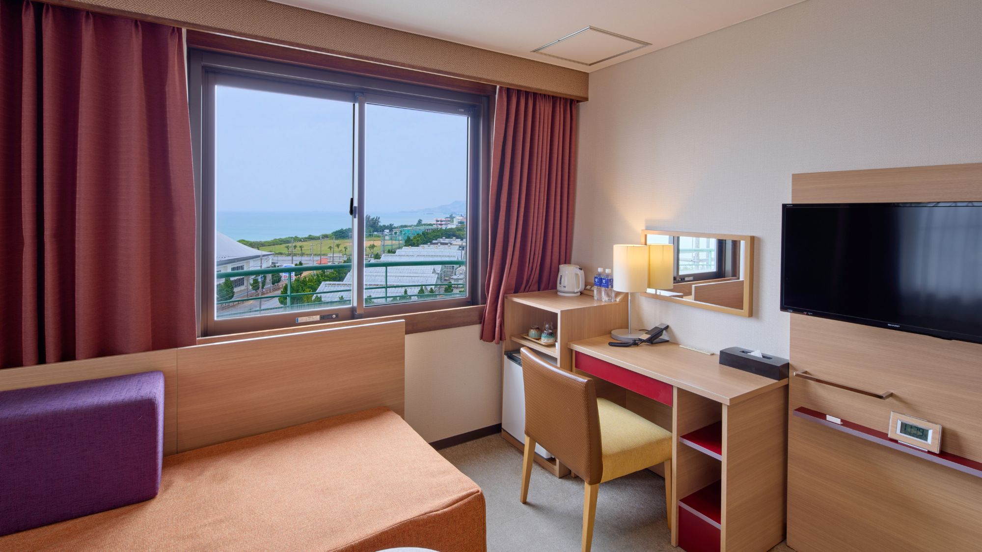 【メインタワー】デラックスオーシャン/名護湾が望めるたっぷりスペースのコーナールーム。